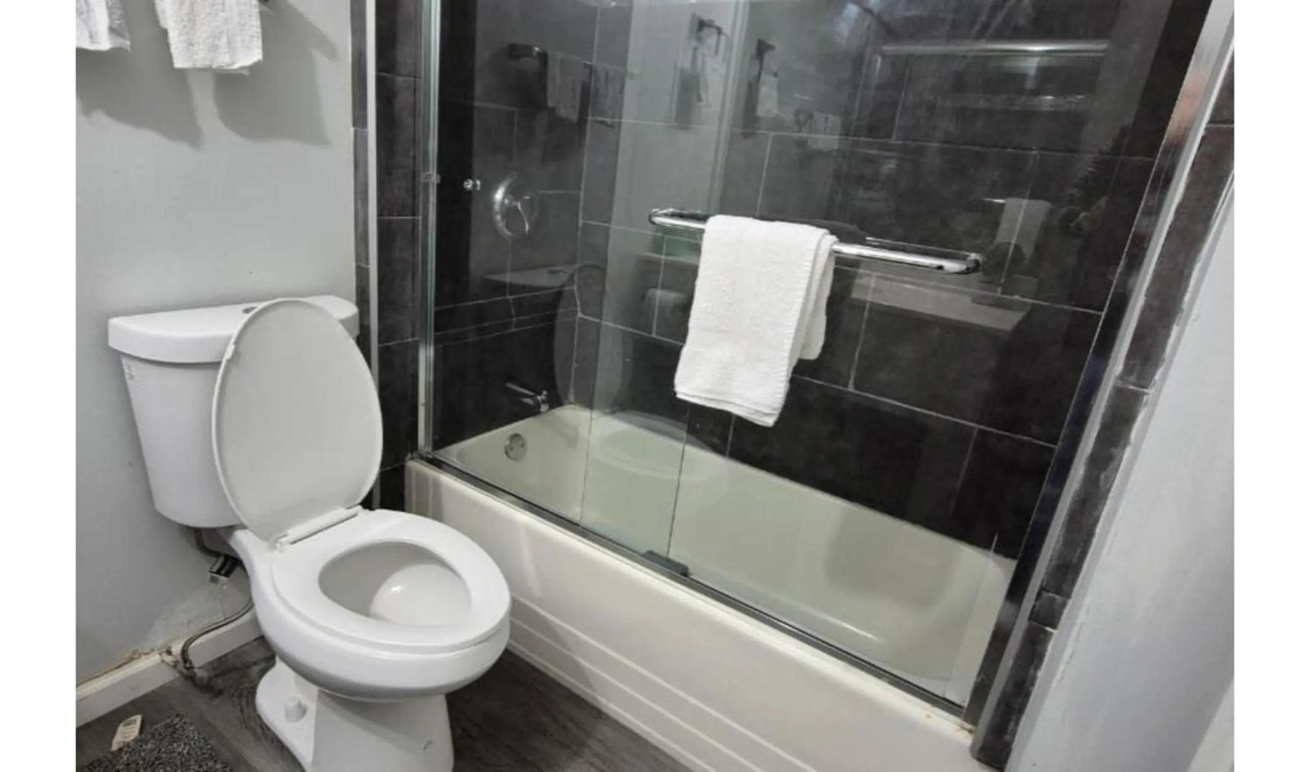 Bathroom in Des Plaines Motel By OYO O'Hare Airport Chicago