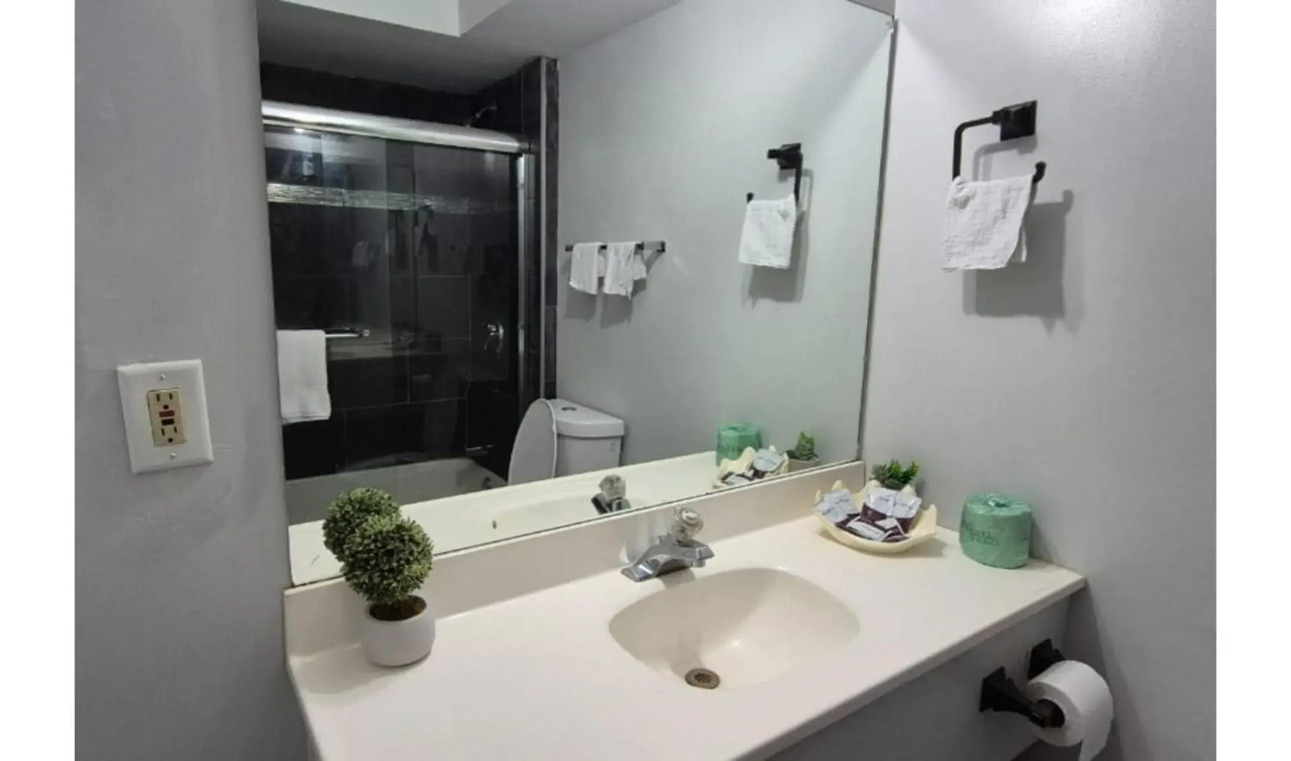 Bathroom in Des Plaines Motel By OYO O'Hare Airport Chicago Bathroom in Des Plaines Motel By OYO O'Hare Airport Chicago