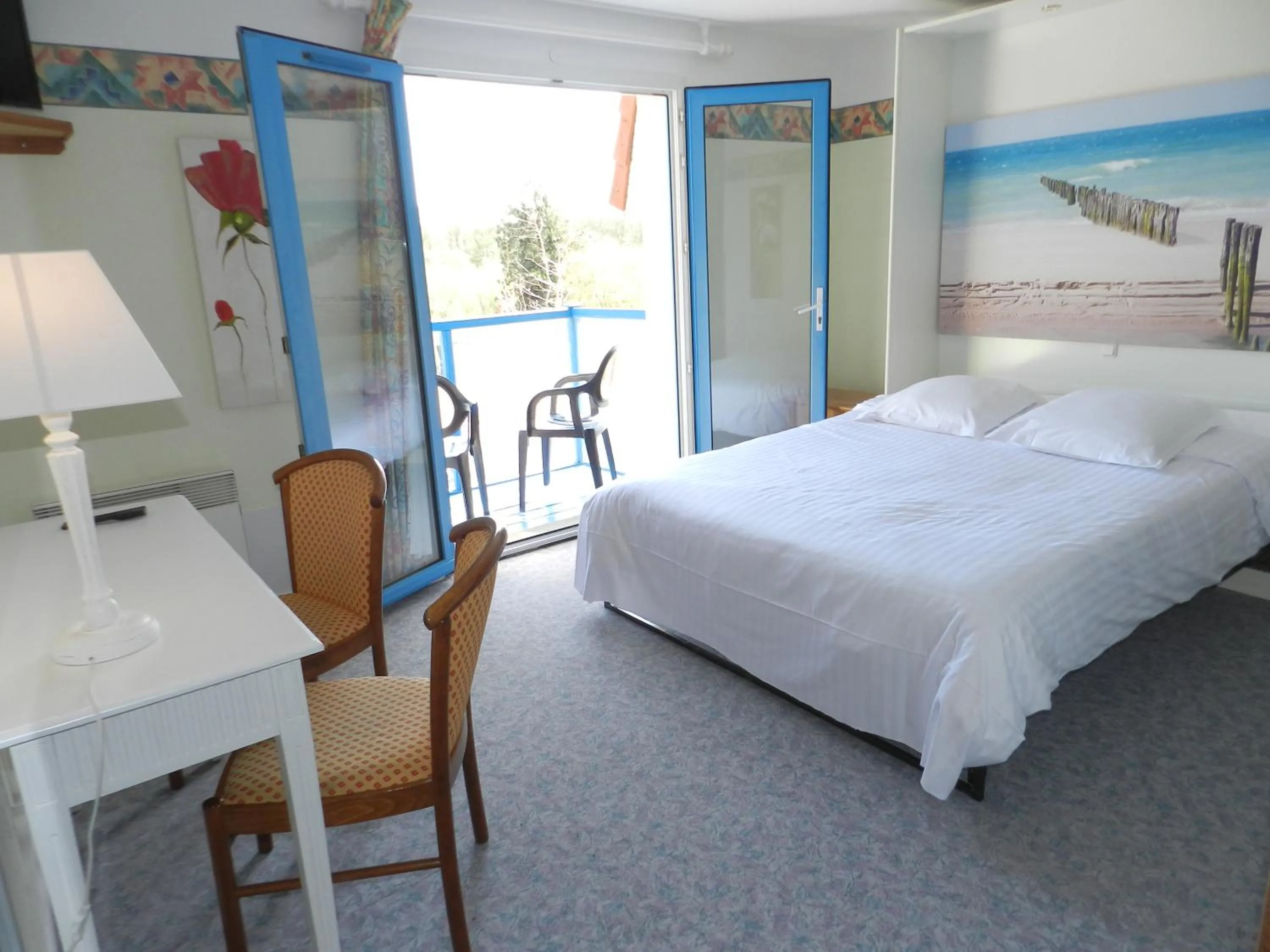 Family Room with Balcony and Sea View (2 Adults + 1 Child) in Hôtel Le Vivier WISSANT - Vue Mer - Côte d'Opale - Baie de Wissant - 2CAPS
