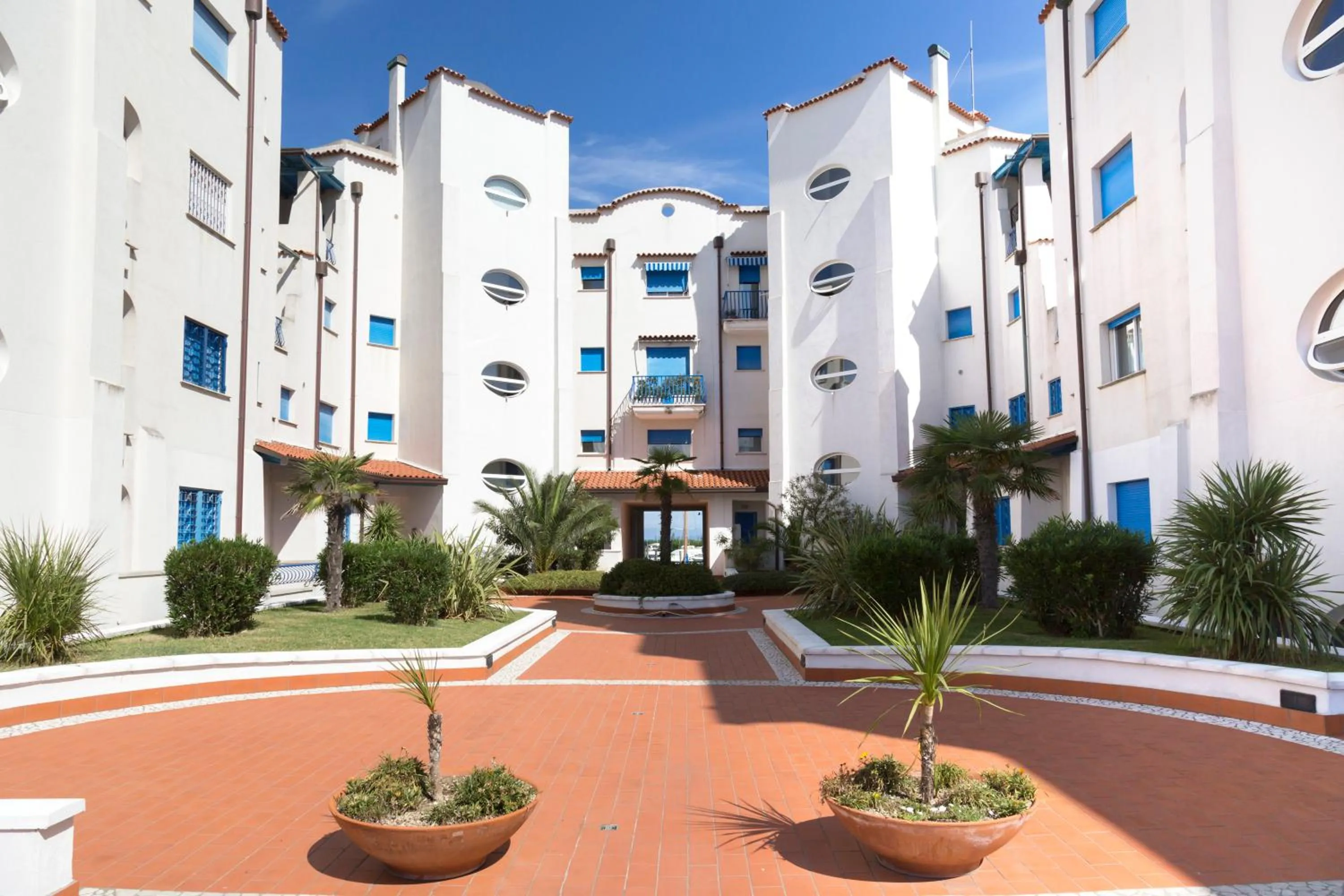 Facade/entrance in Portoverde Beach Apartments