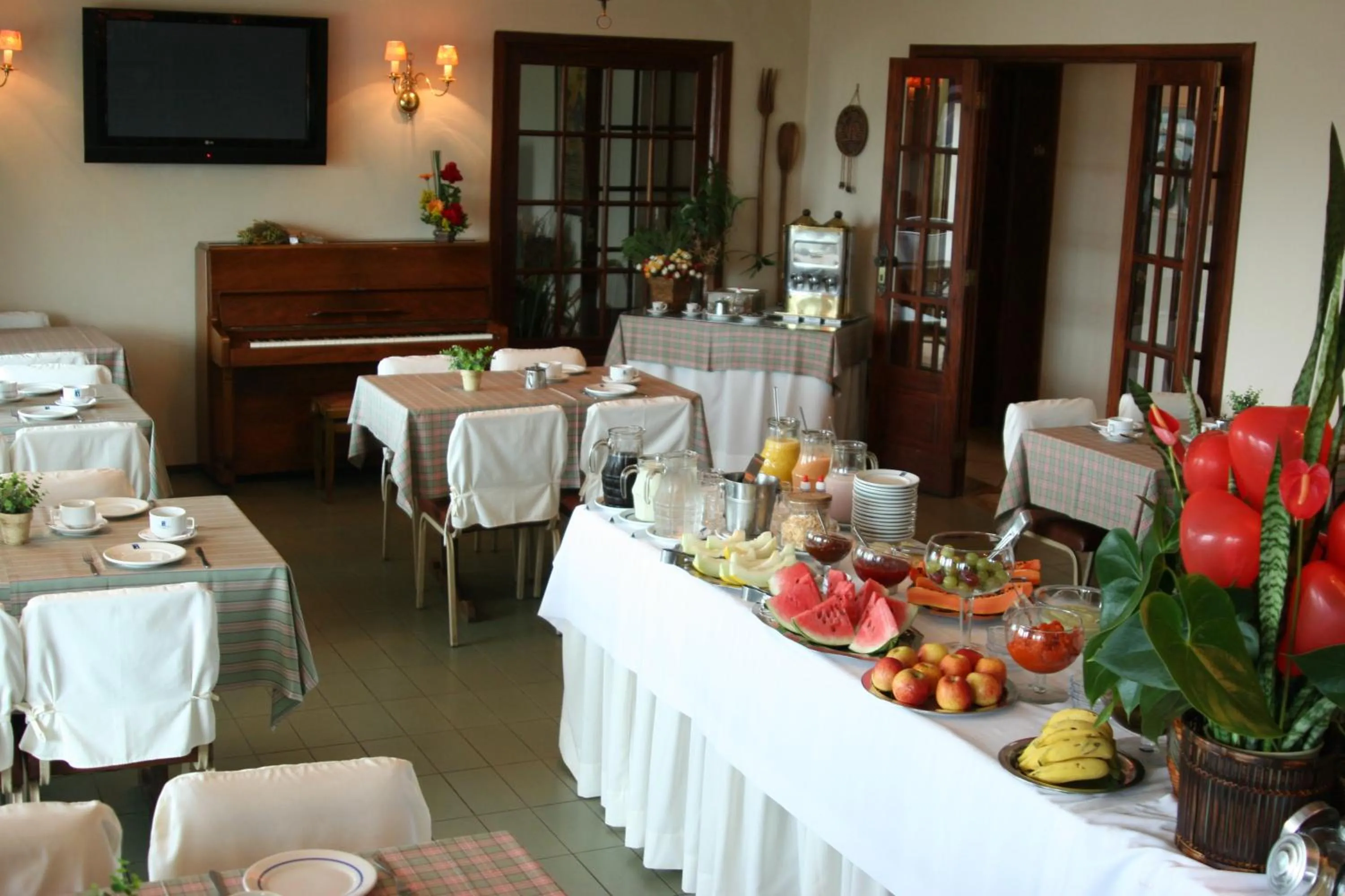 Restaurant/places to eat in Hotel Dominguez Master