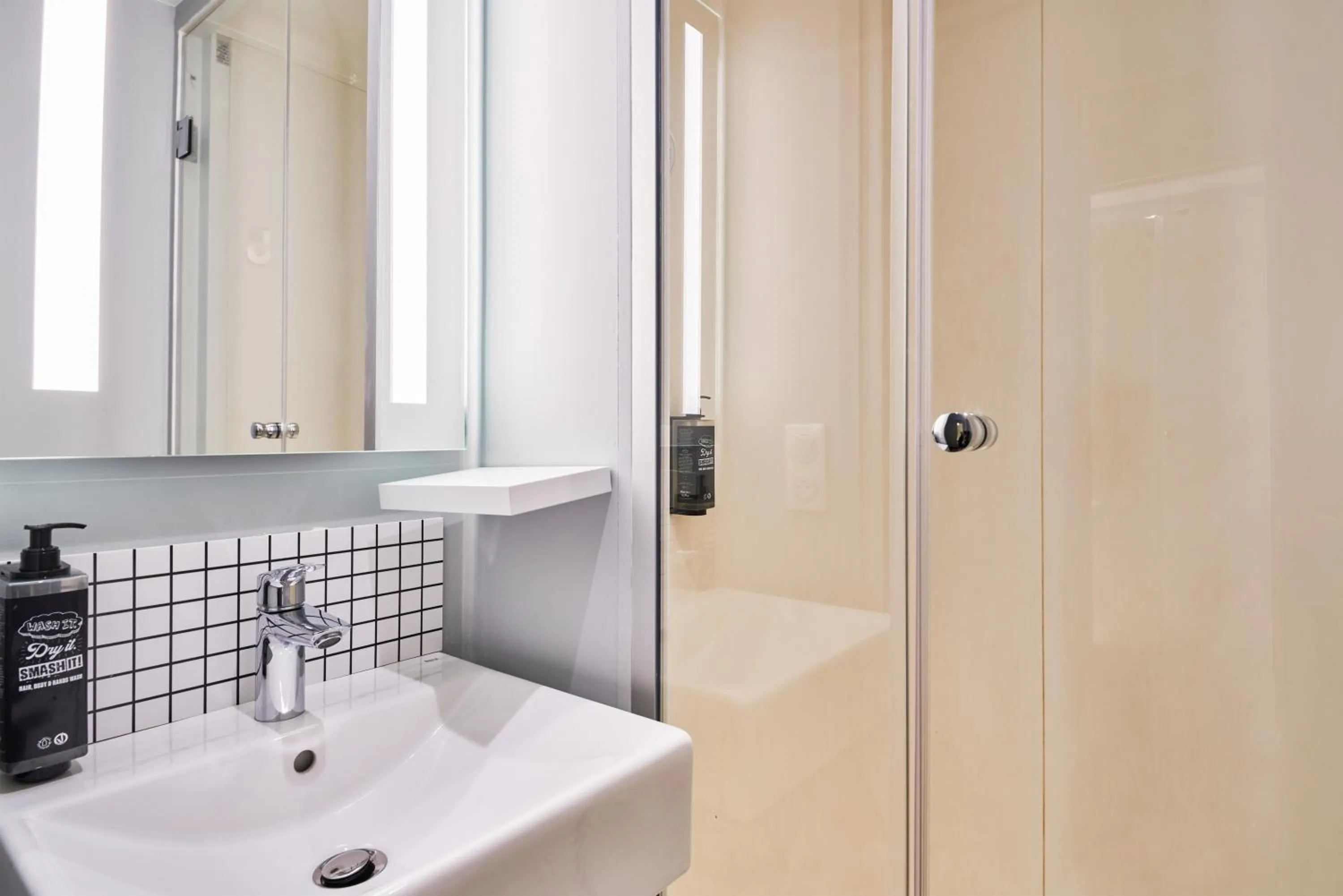 Shower in ibis budget Saint-Maurice