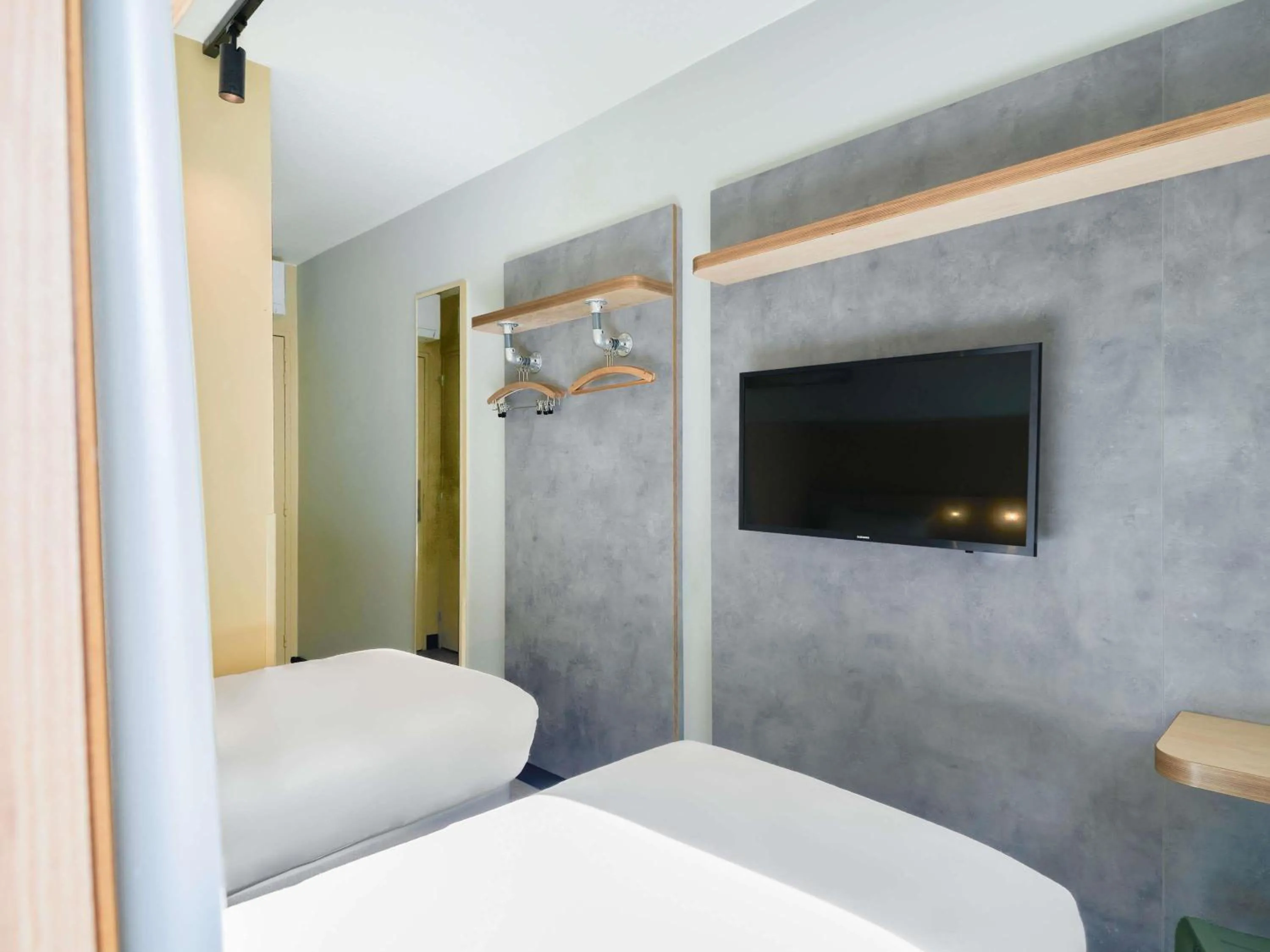 Bedroom, Bed in ibis budget Saint-Maurice
