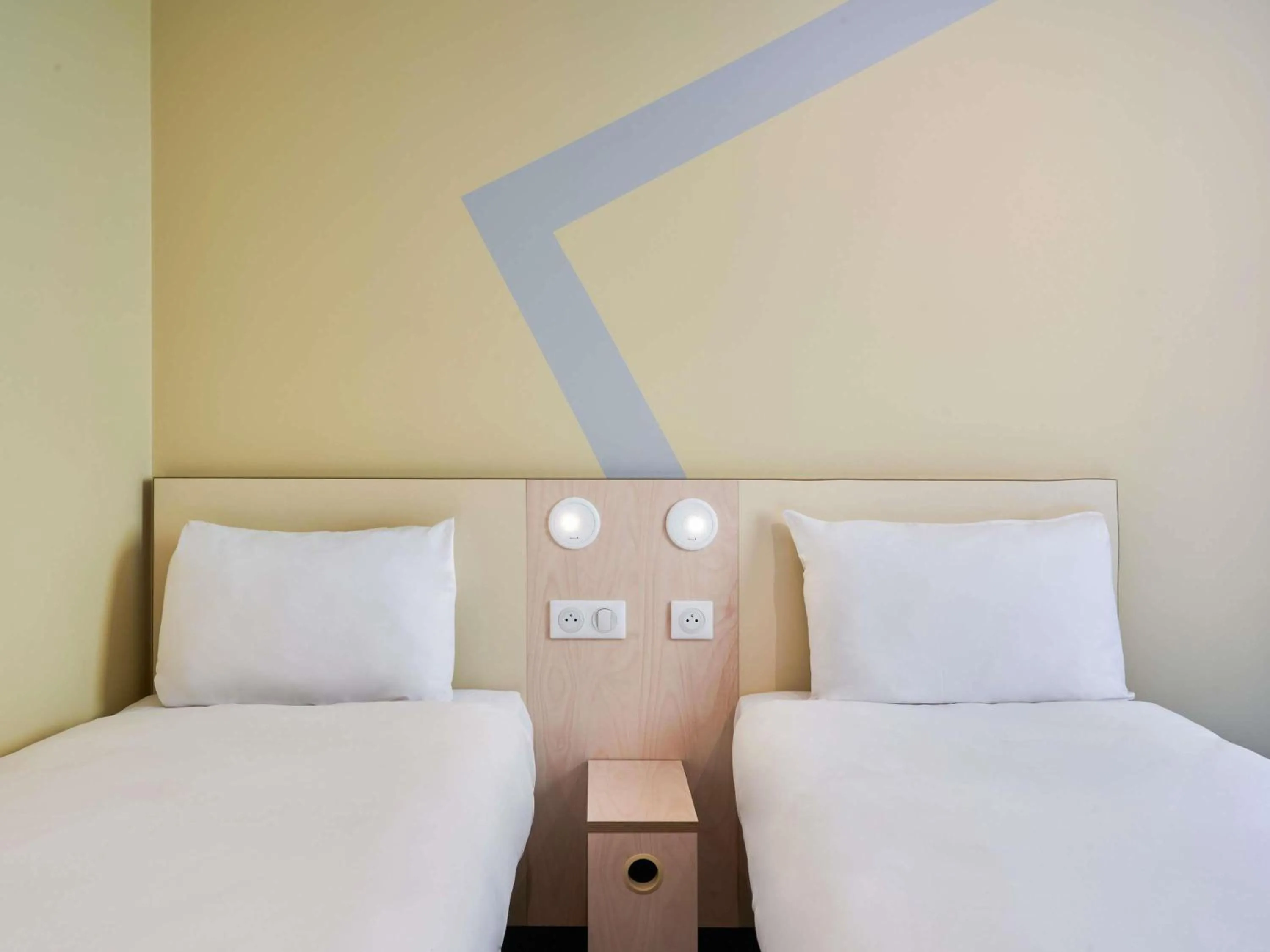 Bedroom, Bed in ibis budget Saint-Maurice