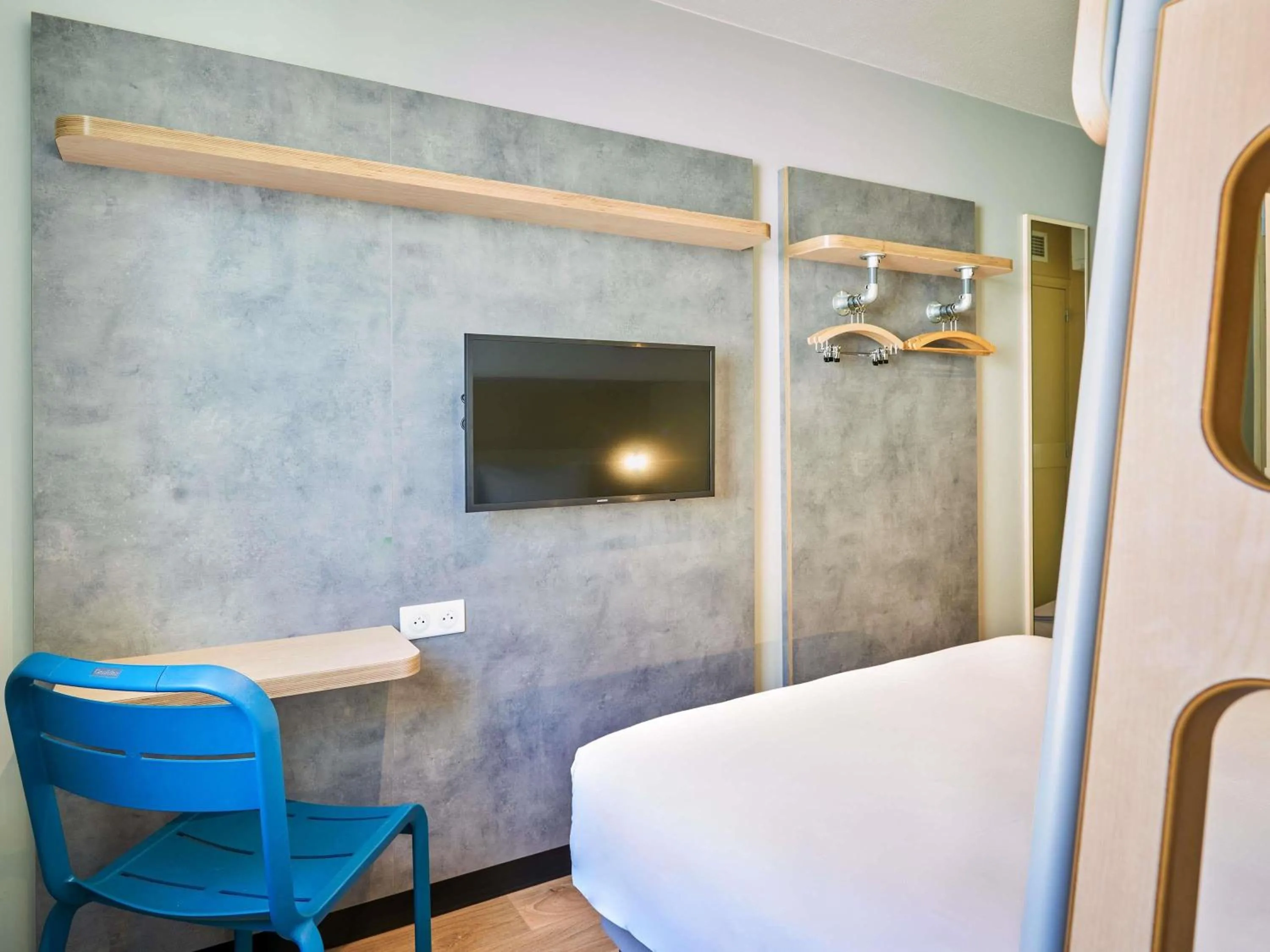 Bedroom, Bed in ibis budget Saint-Maurice