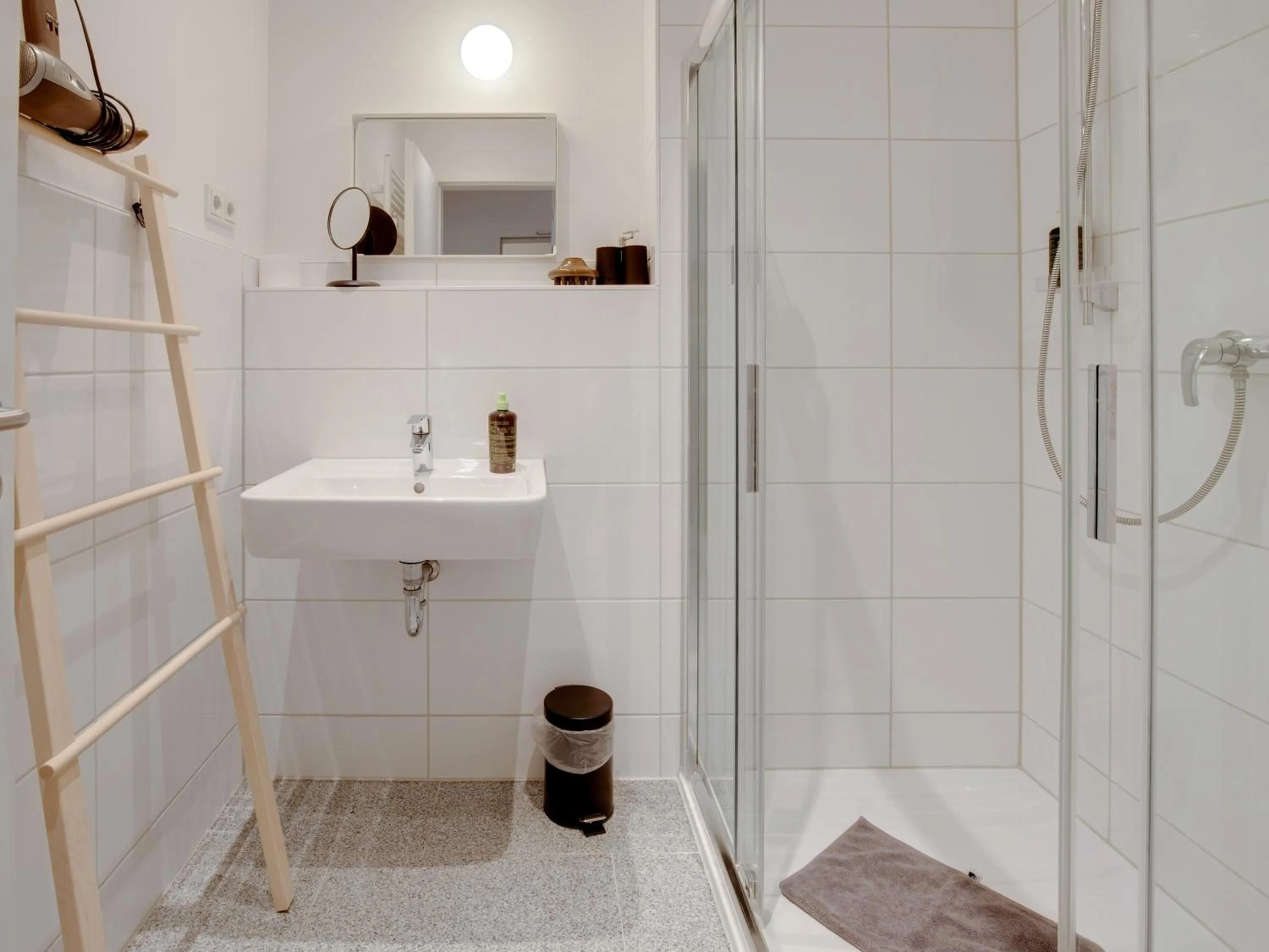 Shower in Limehome Essen Kibbelstraße