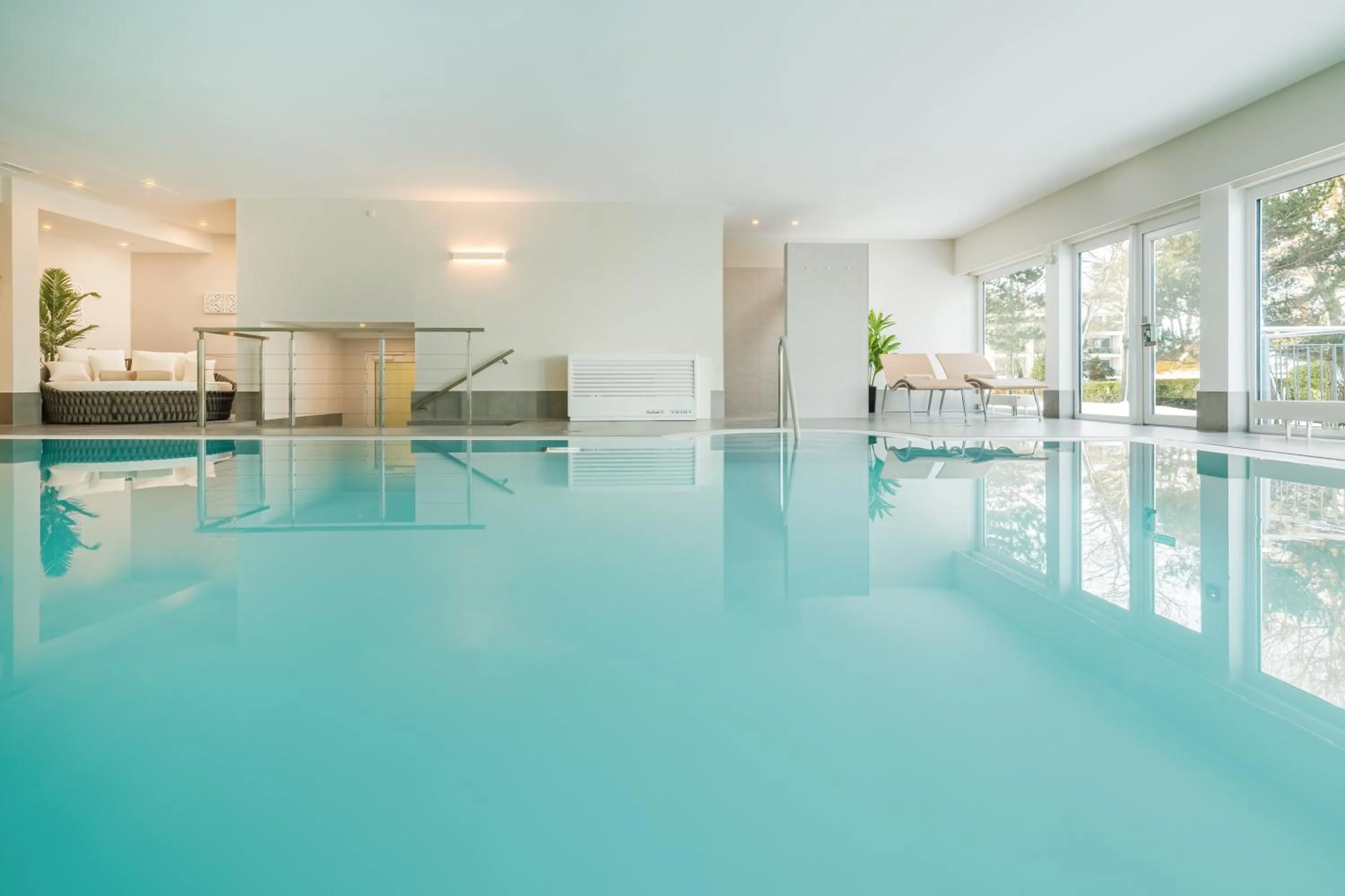Swimming pool in Hotel Bellevue