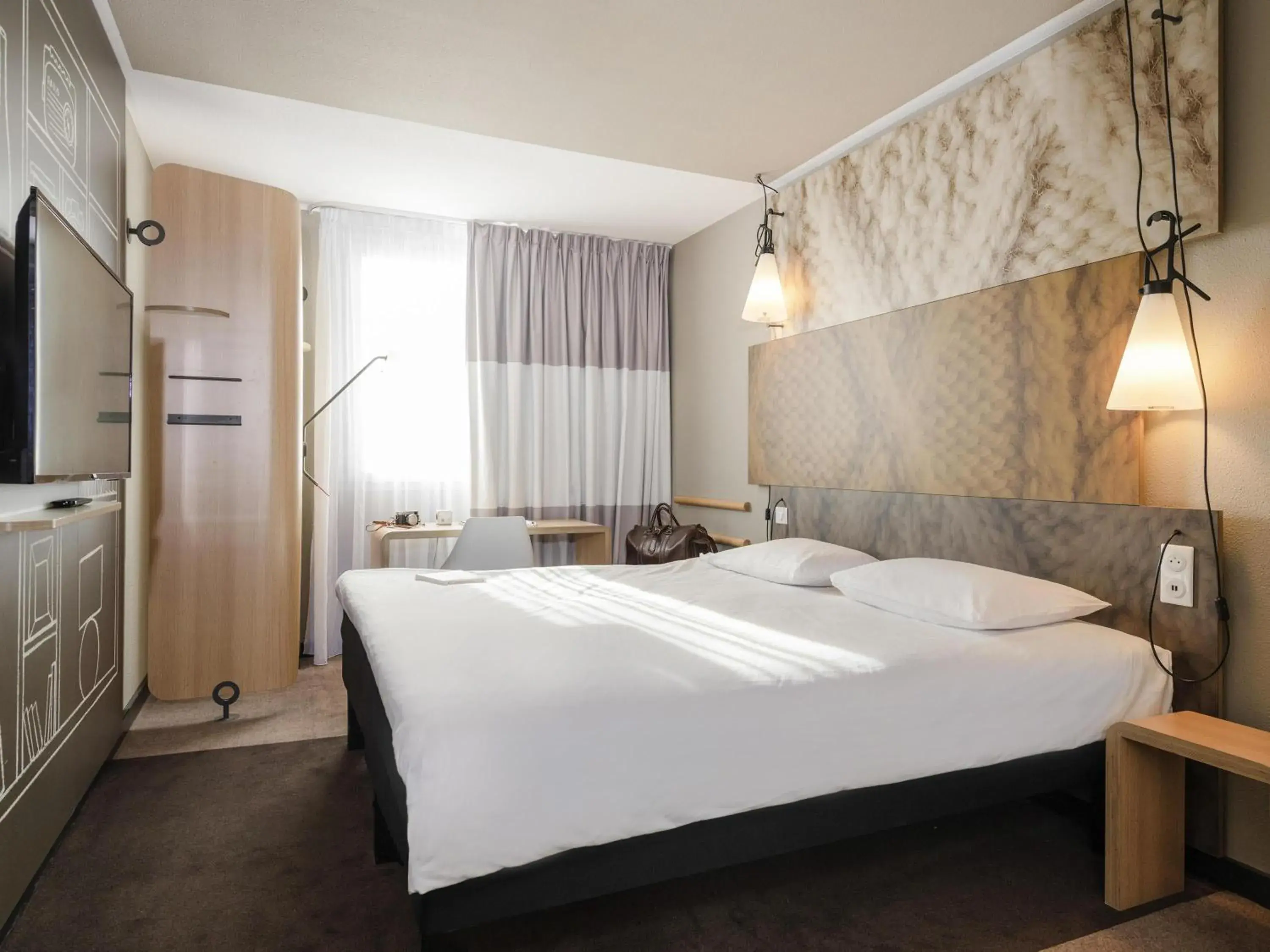 Bedroom, Bed in ibis Lyon Caluire Cité Internationale Bedroom, Bed in ibis Lyon Caluire Cité Internationale