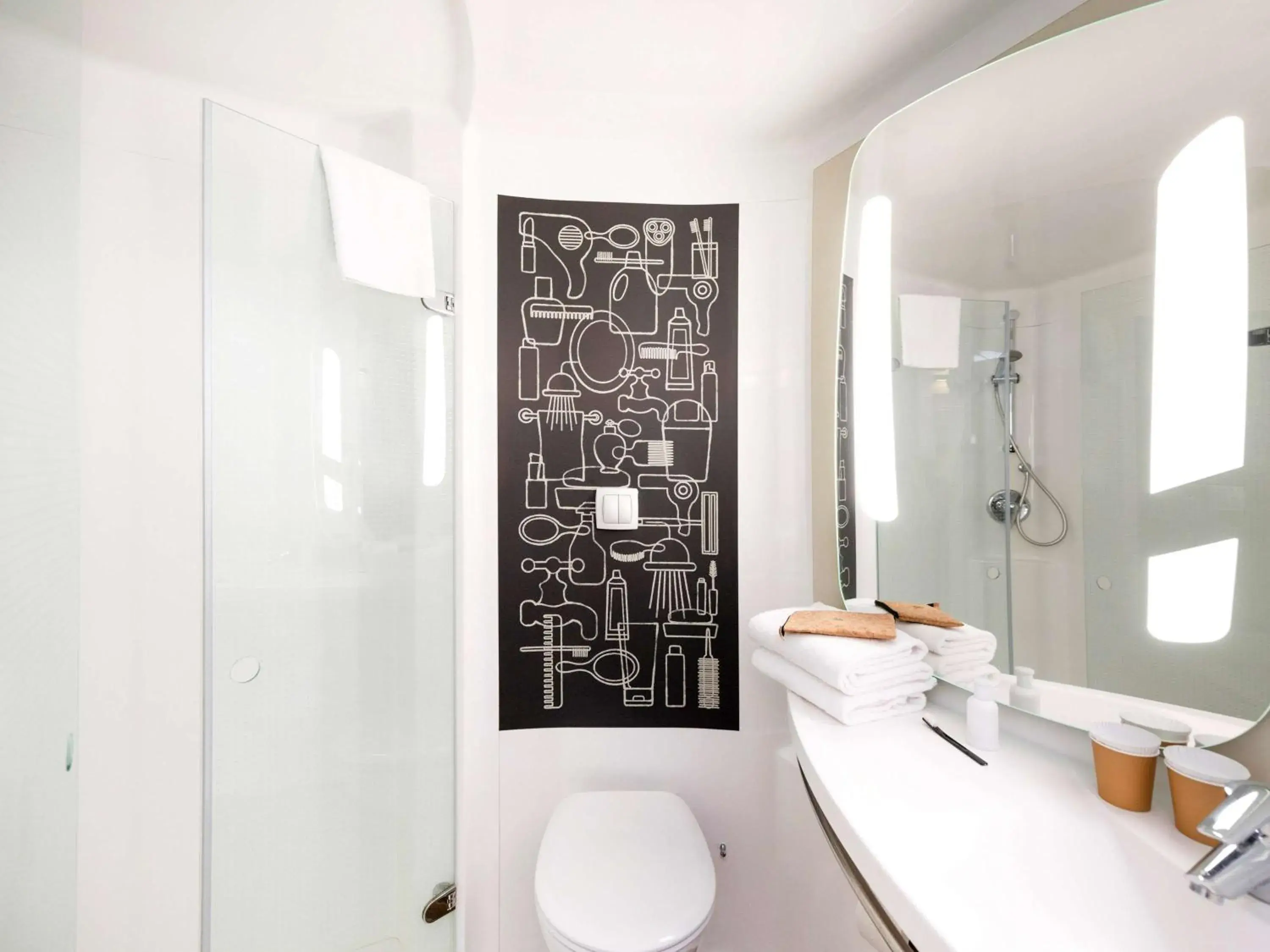 Photo of the whole room in ibis Lyon Caluire Cité Internationale Photo of the whole room in ibis Lyon Caluire Cité Internationale