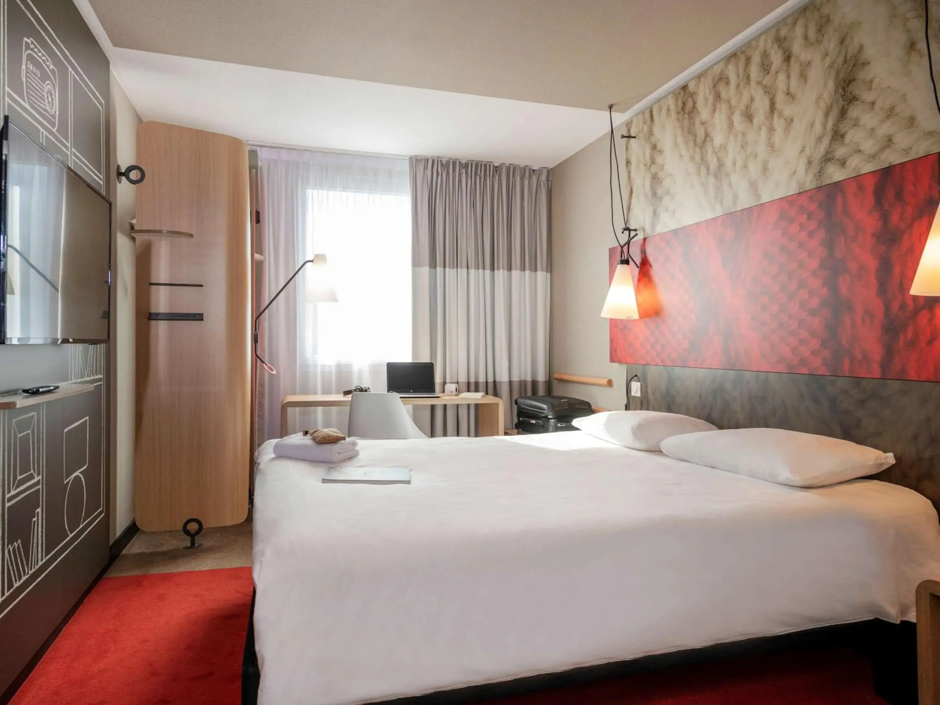 Photo of the whole room, Bed in ibis Lyon Caluire Cité Internationale Photo of the whole room, Bed in ibis Lyon Caluire Cité Internationale