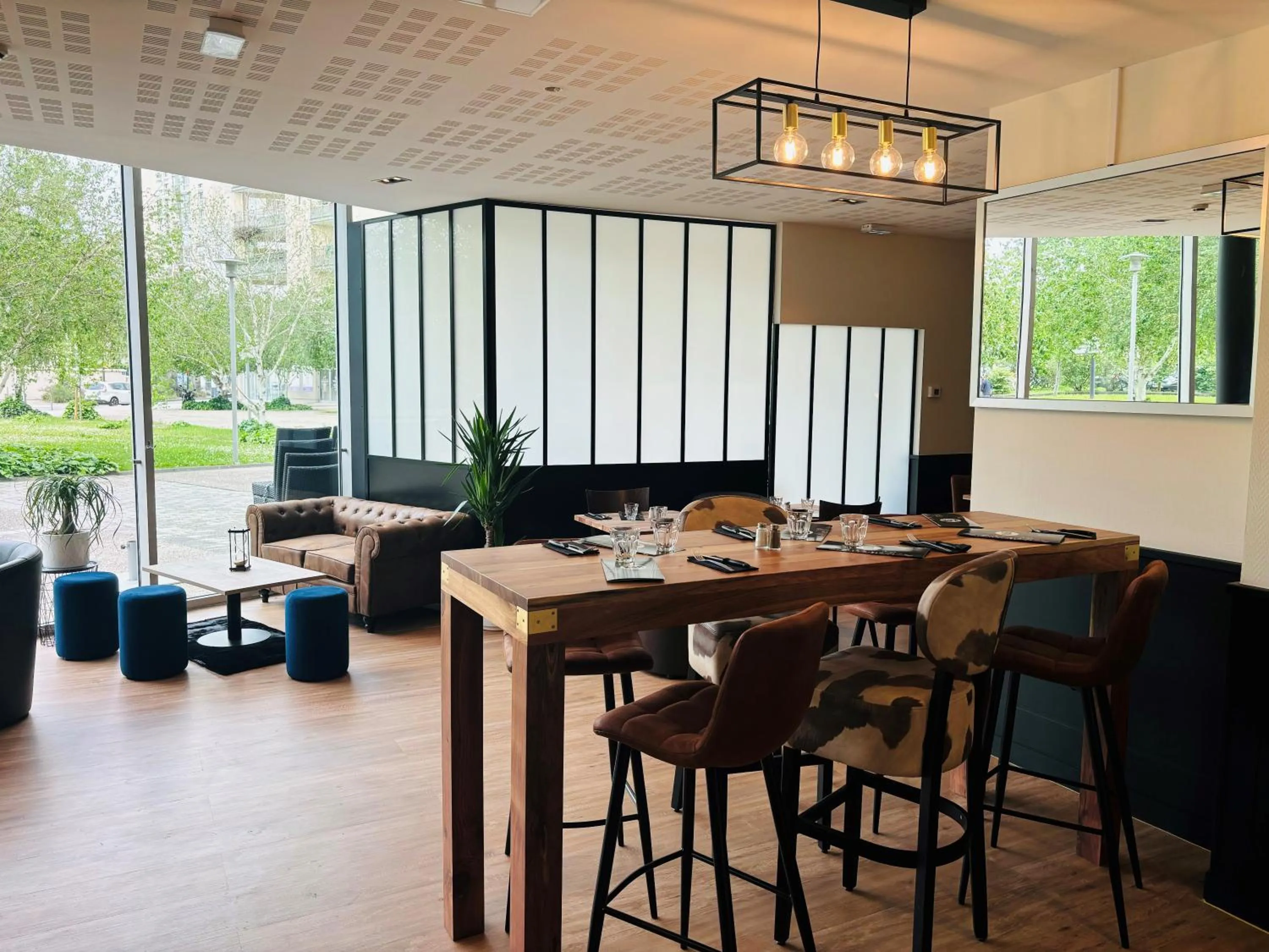 Restaurant/places to eat in ibis Lyon Caluire Cité Internationale