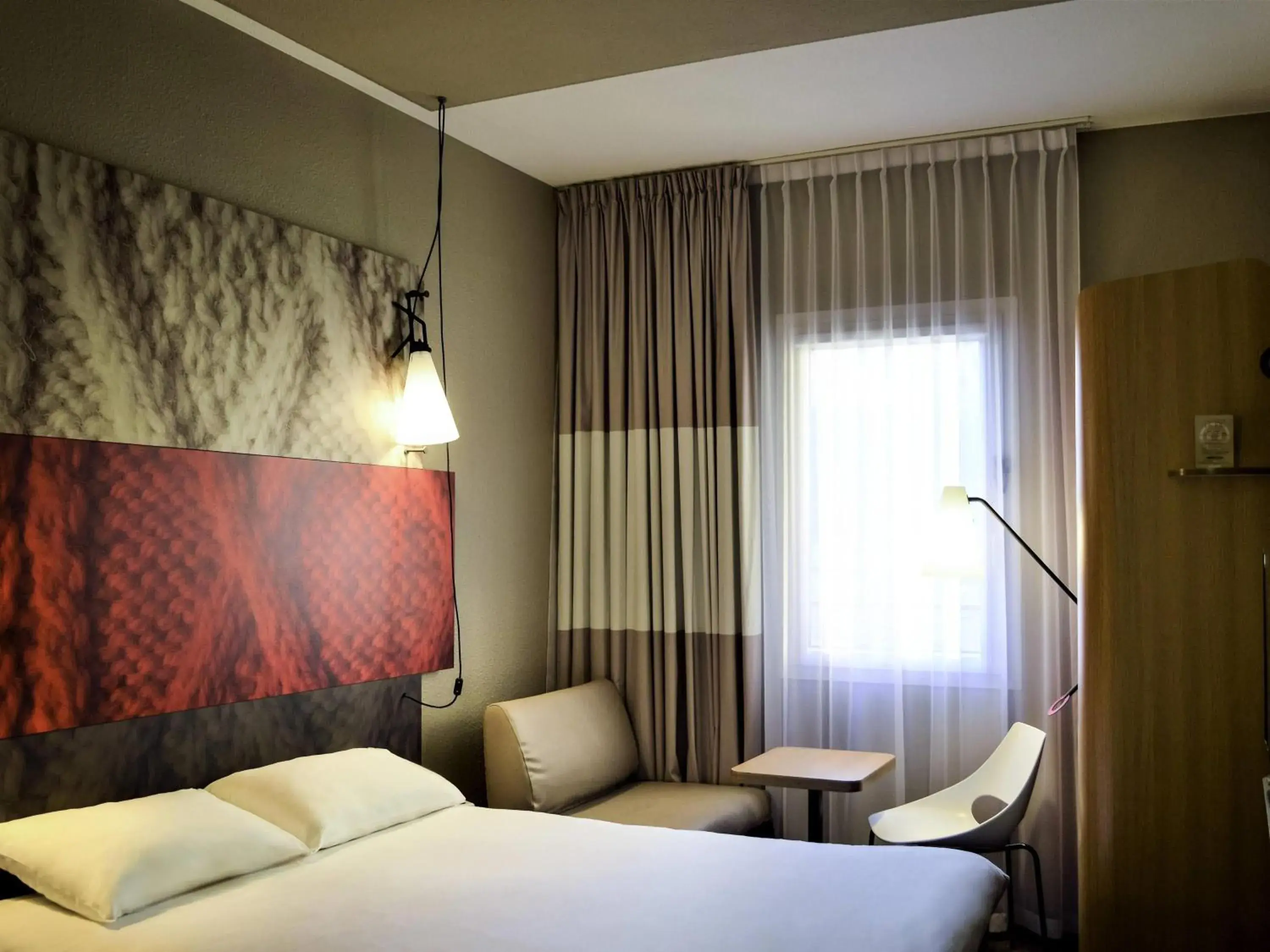 Bedroom, Bed in ibis Lyon Caluire Cité Internationale Bedroom, Bed in ibis Lyon Caluire Cité Internationale