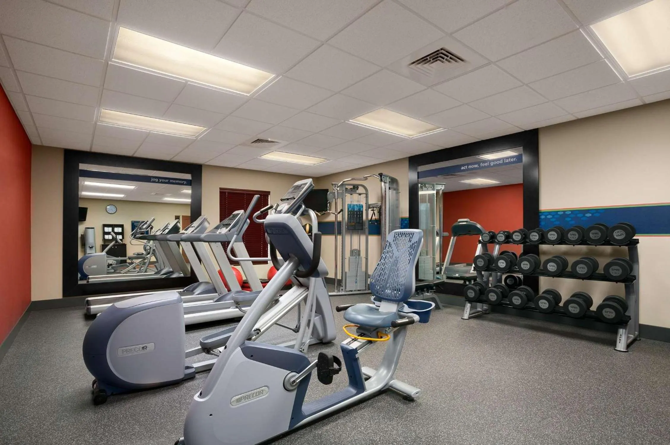 Fitness centre/facilities in Hampton Inn Magnolia