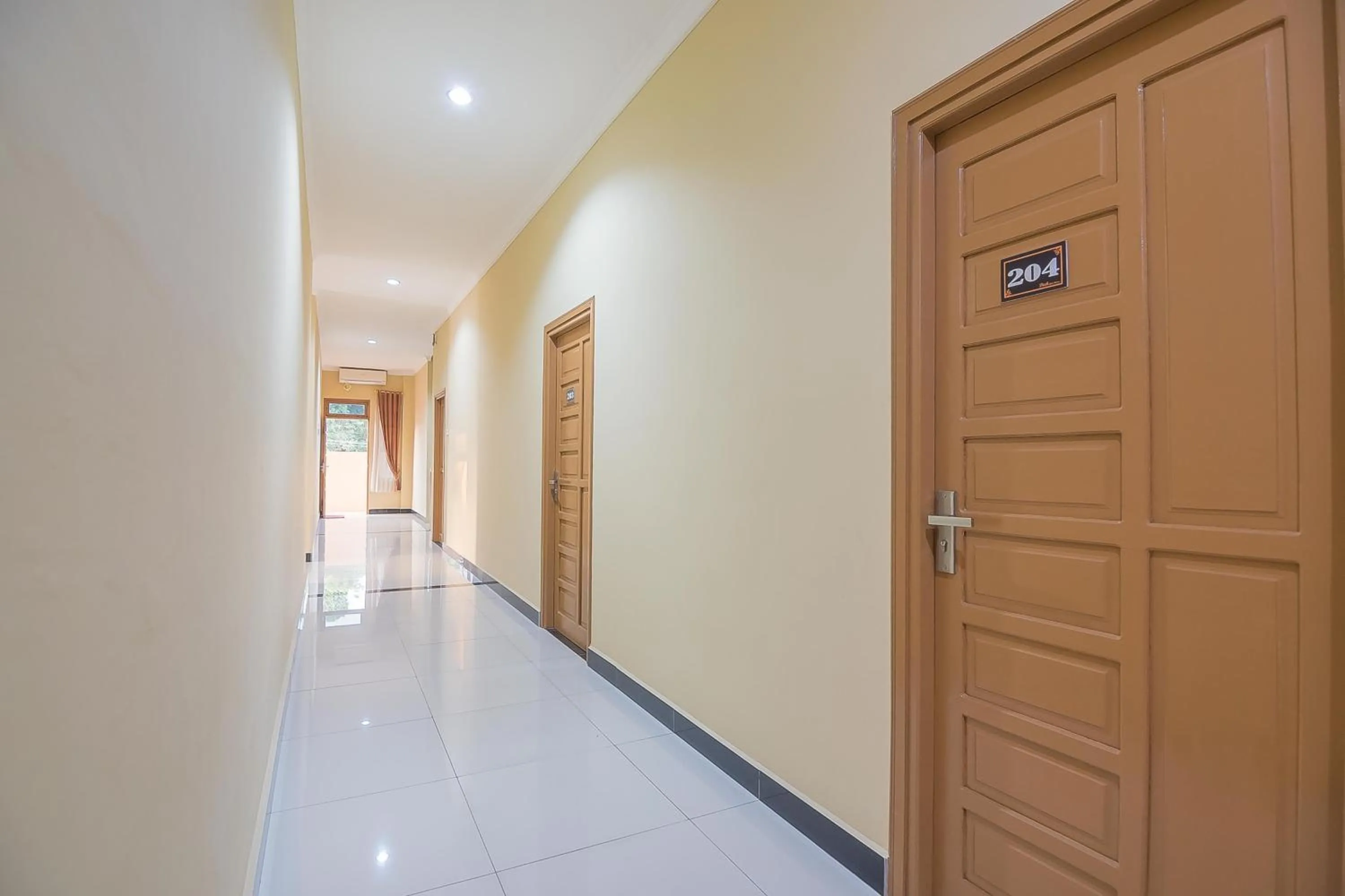 RedDoorz Plus near Syamsudin Noor Airport 3
