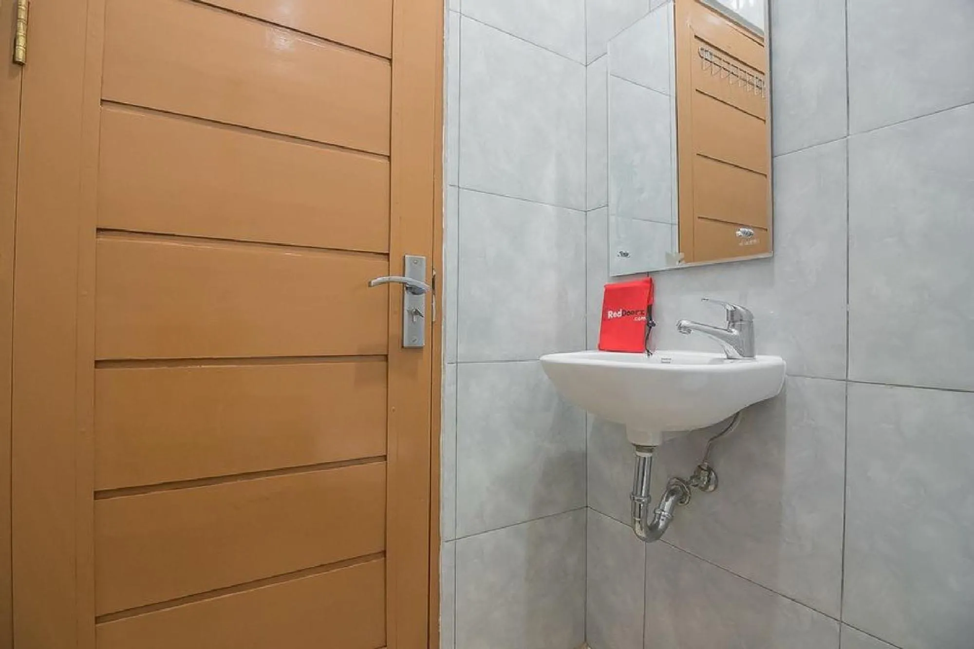 Double Room in RedDoorz Plus near Syamsudin Noor Airport 3