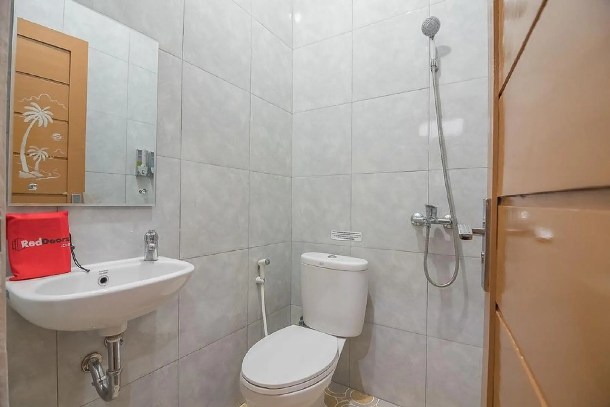 Deluxe Room in RedDoorz Plus near Syamsudin Noor Airport 3