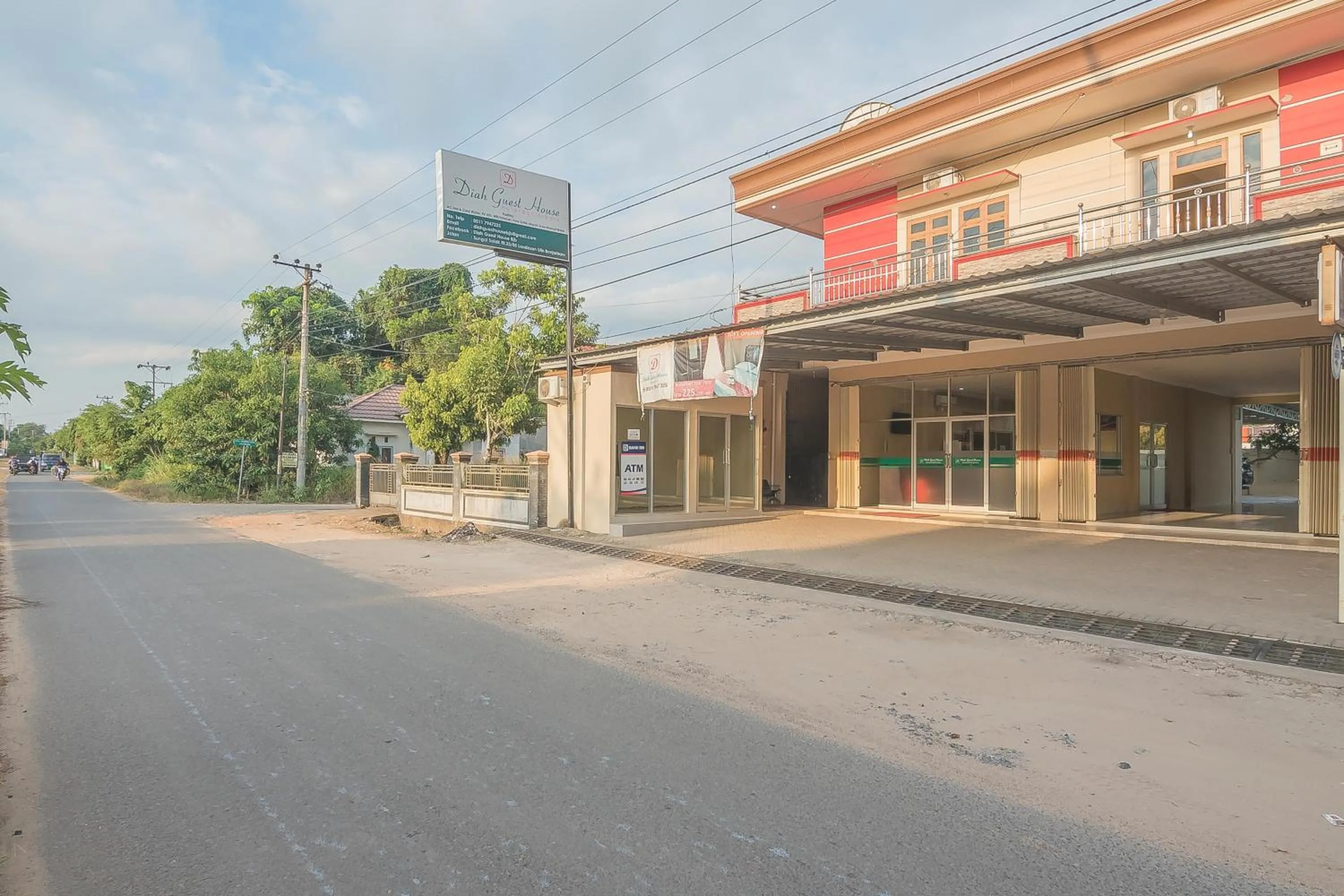 RedDoorz Plus near Syamsudin Noor Airport 3