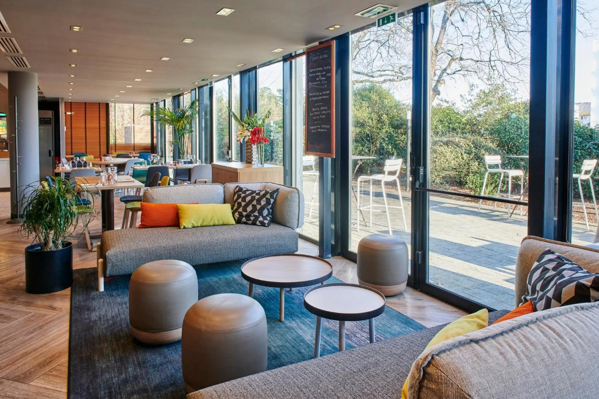 Lounge or bar in Holiday Inn Bordeaux Sud - Pessac by IHG