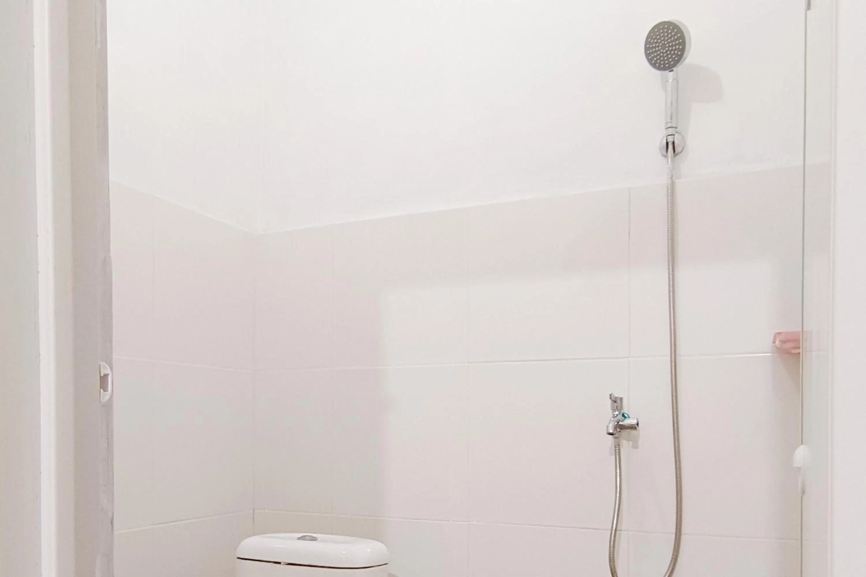 Bathroom in RedDoorz at Kubu Selem Lampung