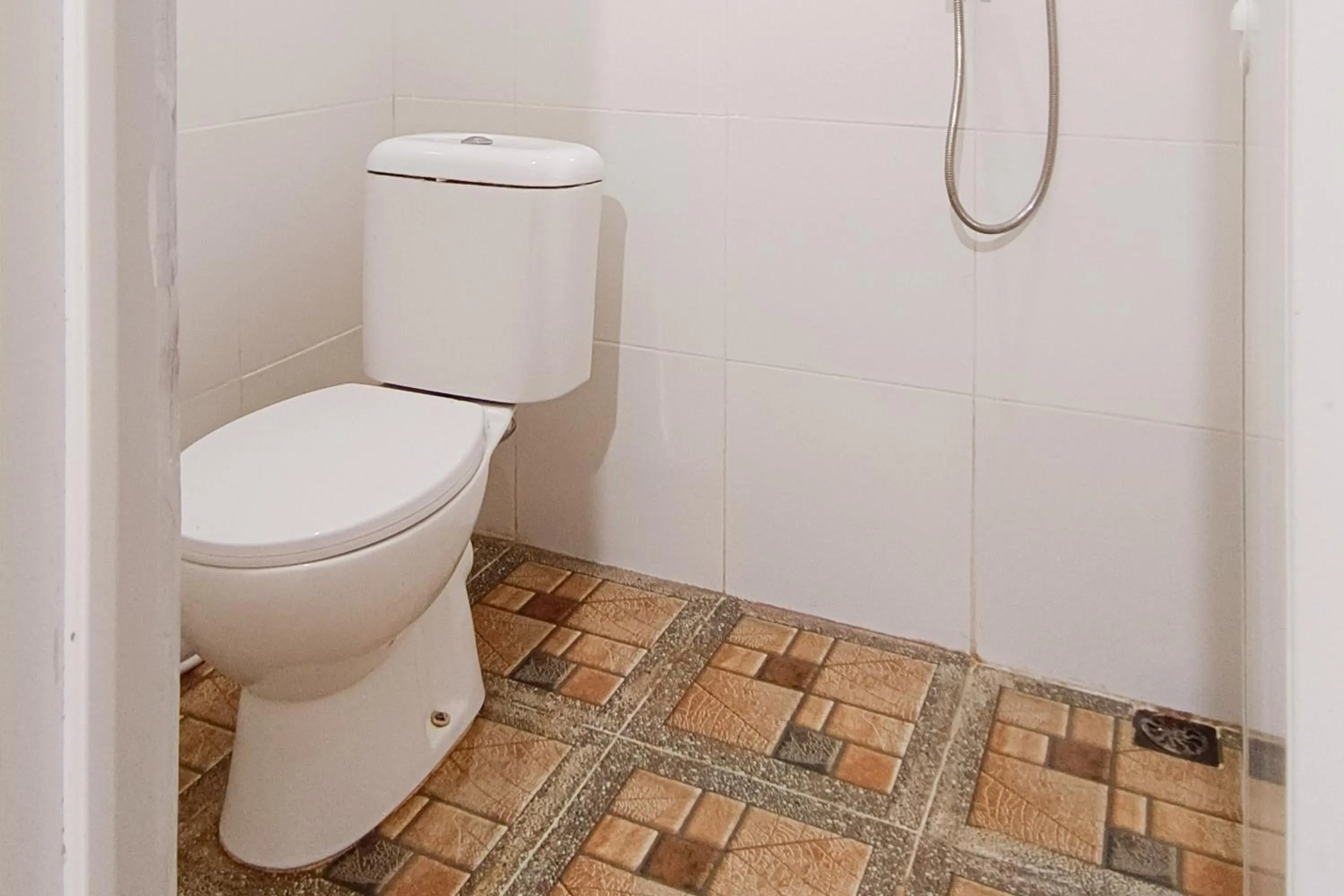 Bathroom in RedDoorz at Kubu Selem Lampung