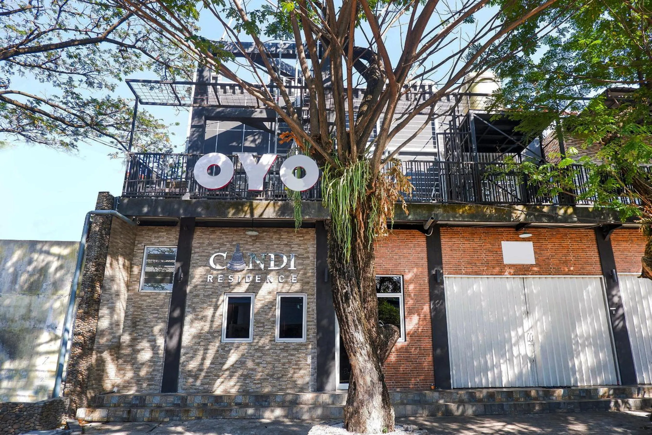 Facade/entrance in Hotel O Candi Residence