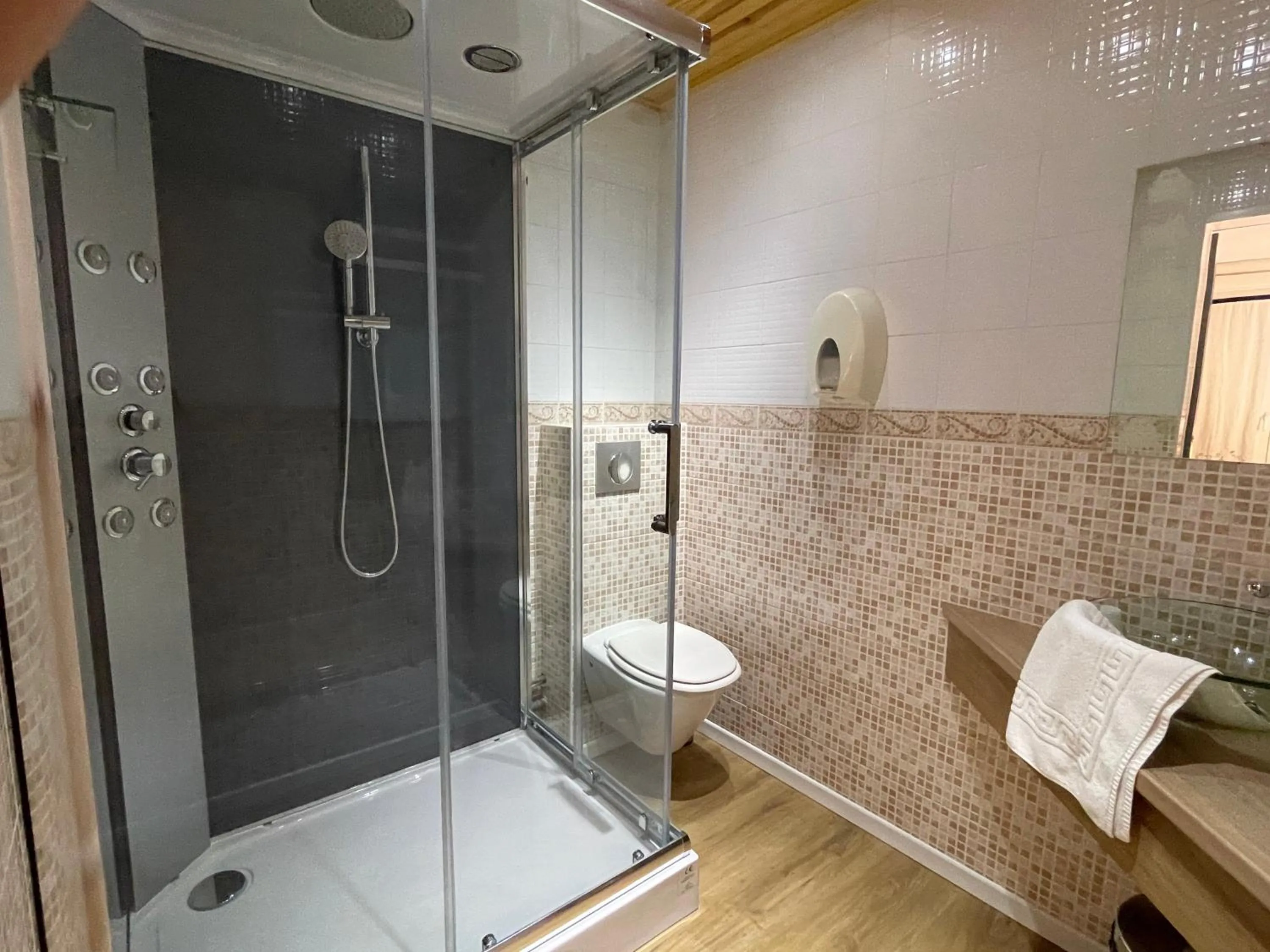 Shower in Hôtel et Appart 'hôtel Chez Gino ETAPLES-Le Touquet