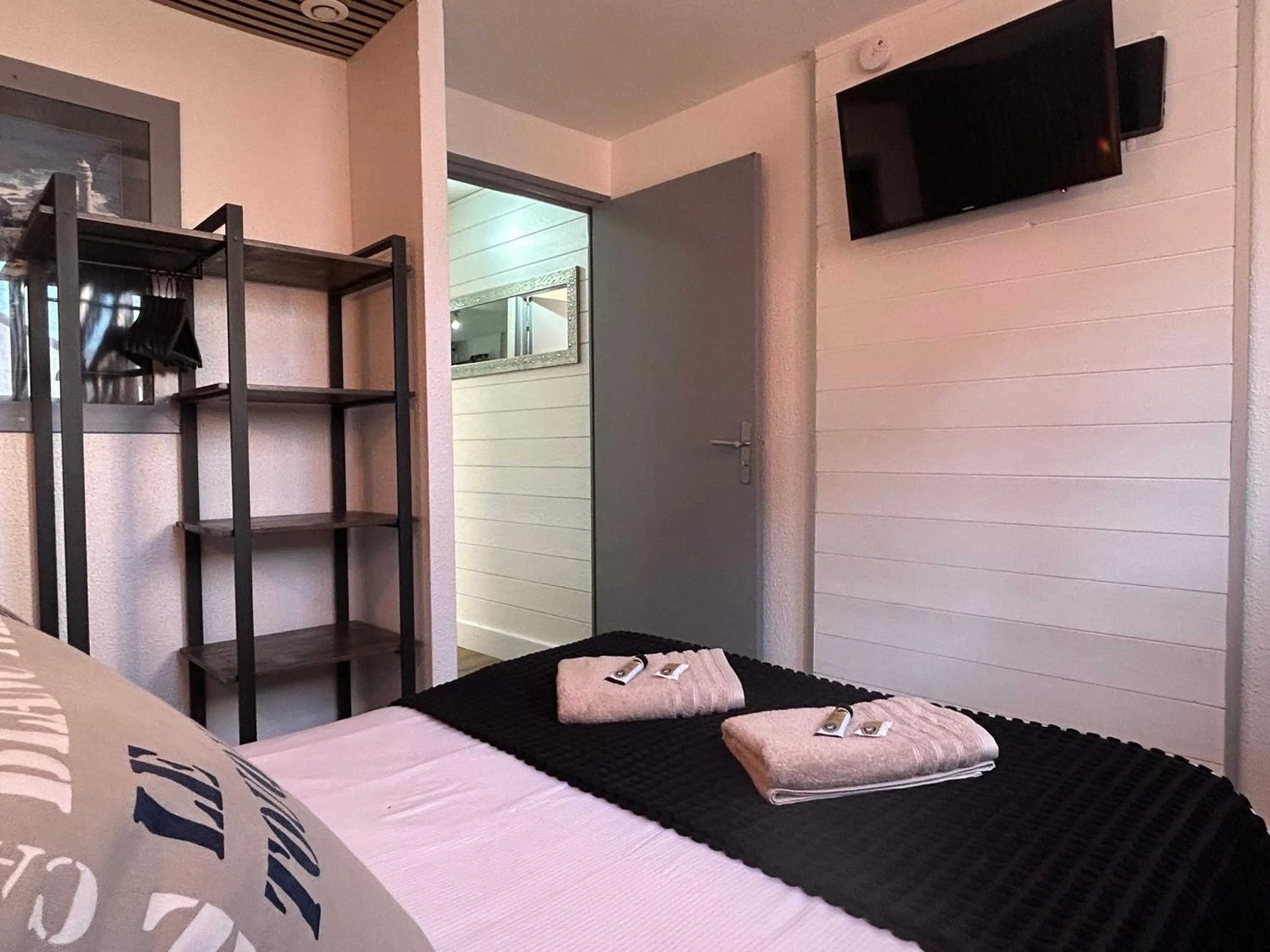 Bedroom, Bed in Hôtel et Appart 'hôtel Chez Gino ETAPLES-Le Touquet