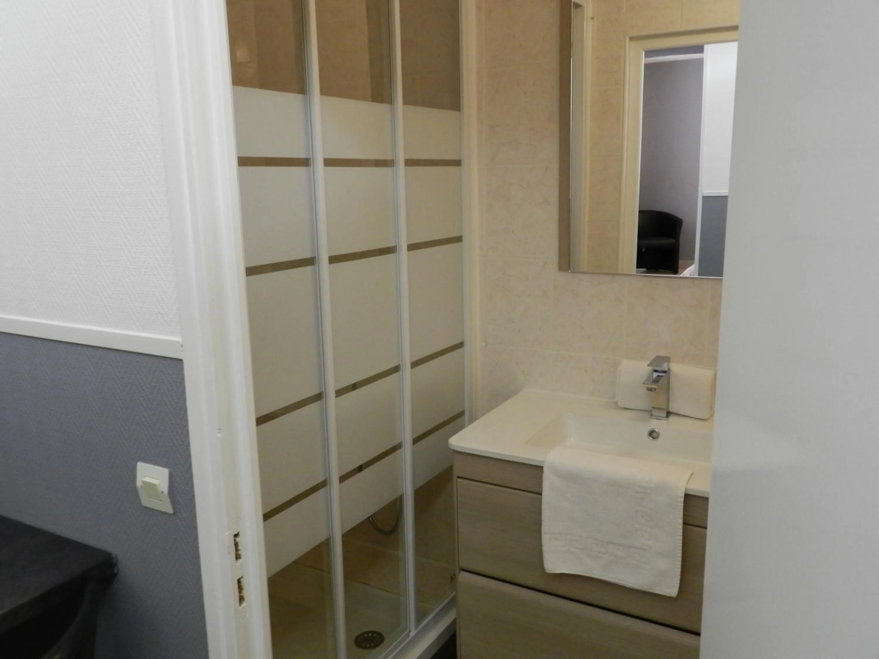 Photo of the whole room in Hôtel et Appart 'hôtel Chez Gino ETAPLES-Le Touquet