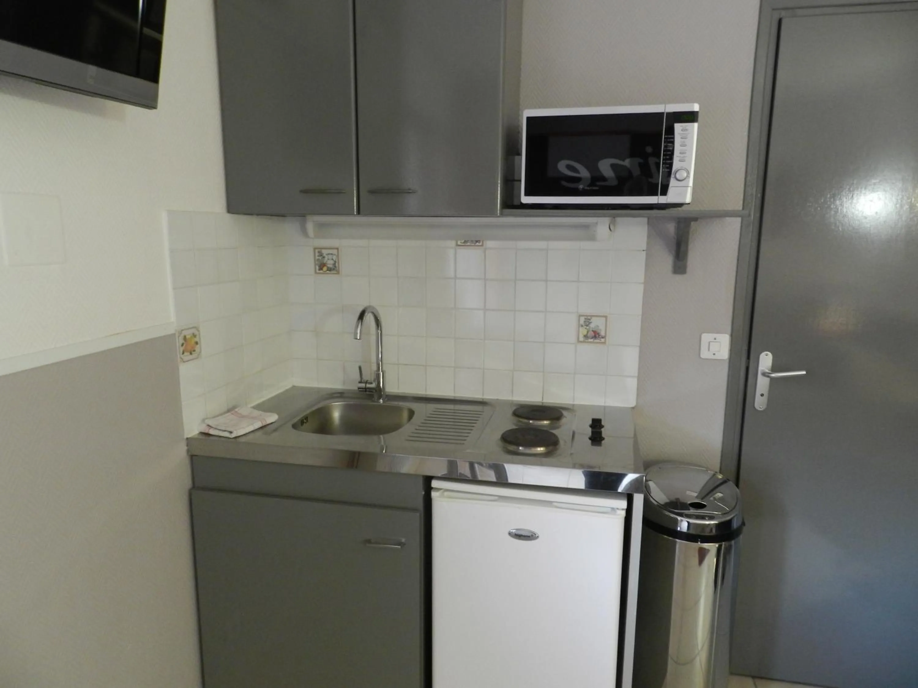 Kitchen or kitchenette in Hôtel et Appart 'hôtel Chez Gino ETAPLES-Le Touquet