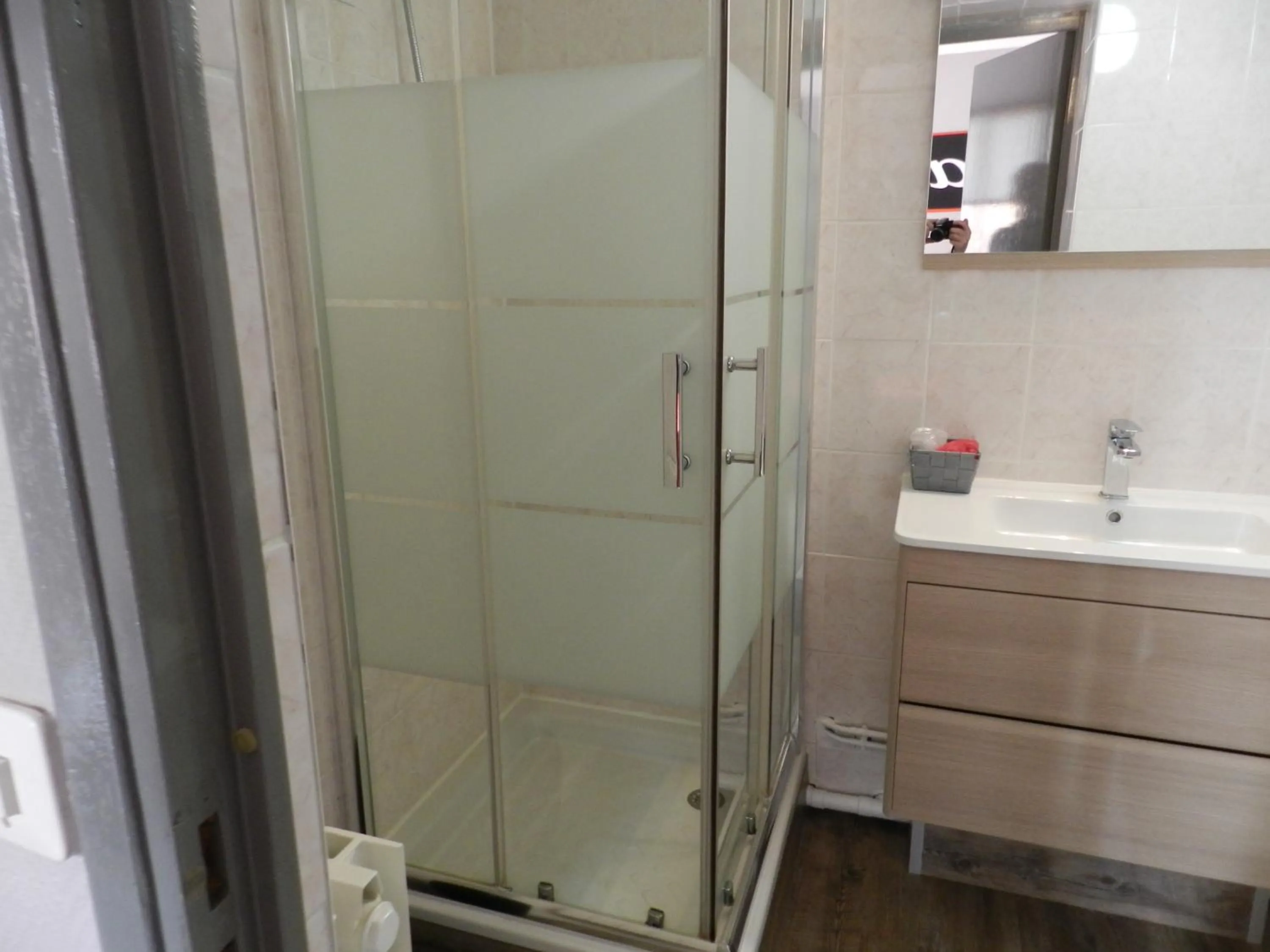 Photo of the whole room in Hôtel et Appart 'hôtel Chez Gino ETAPLES-Le Touquet