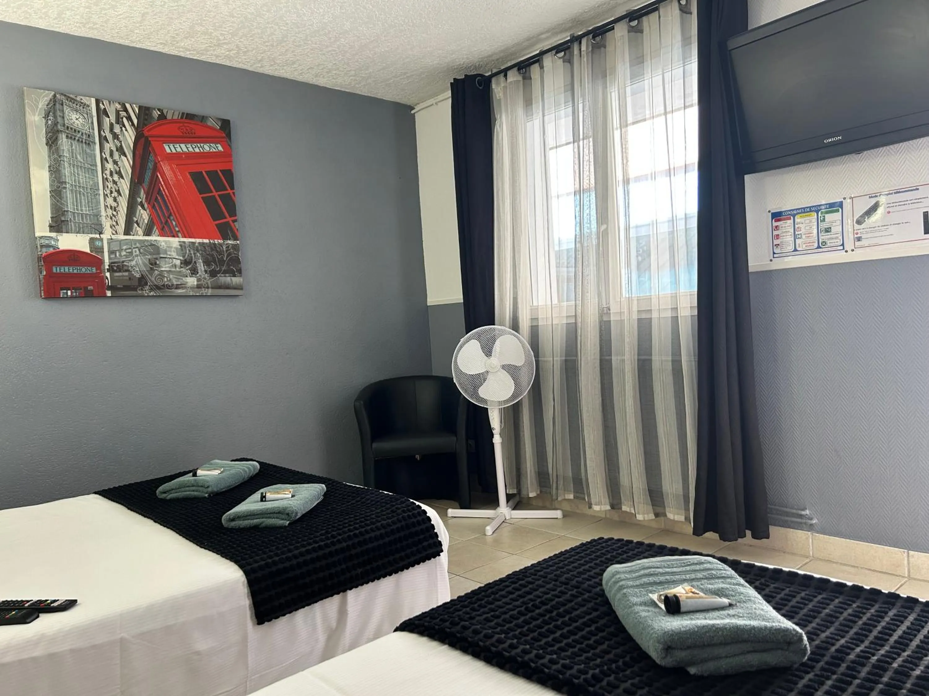 Photo of the whole room, Bed in Hôtel et Appart 'hôtel Chez Gino ETAPLES-Le Touquet