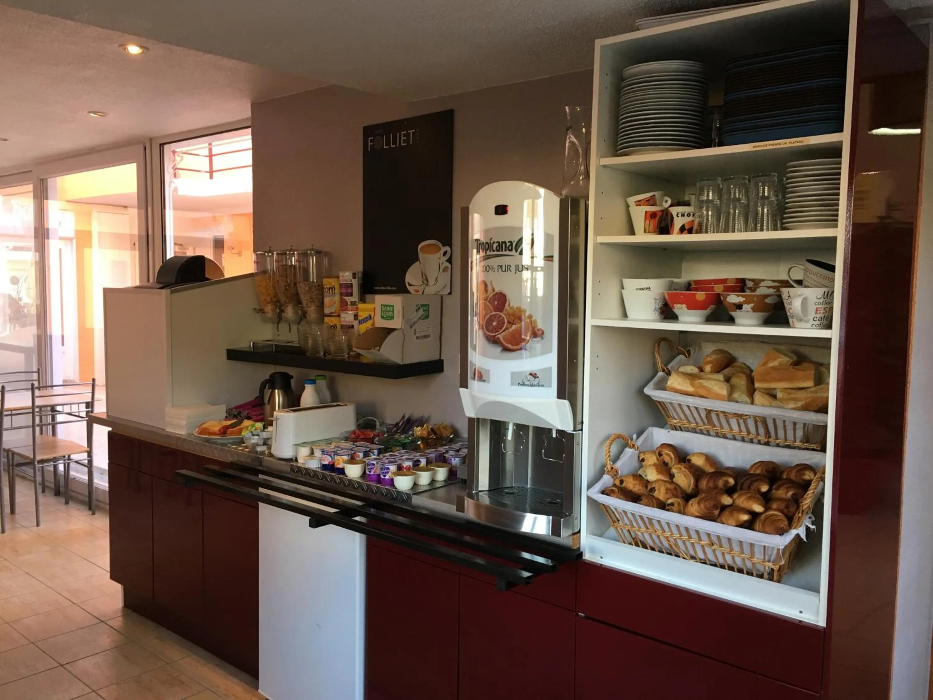 Buffet breakfast in Hôtel et Appart 'hôtel Chez Gino ETAPLES-Le Touquet