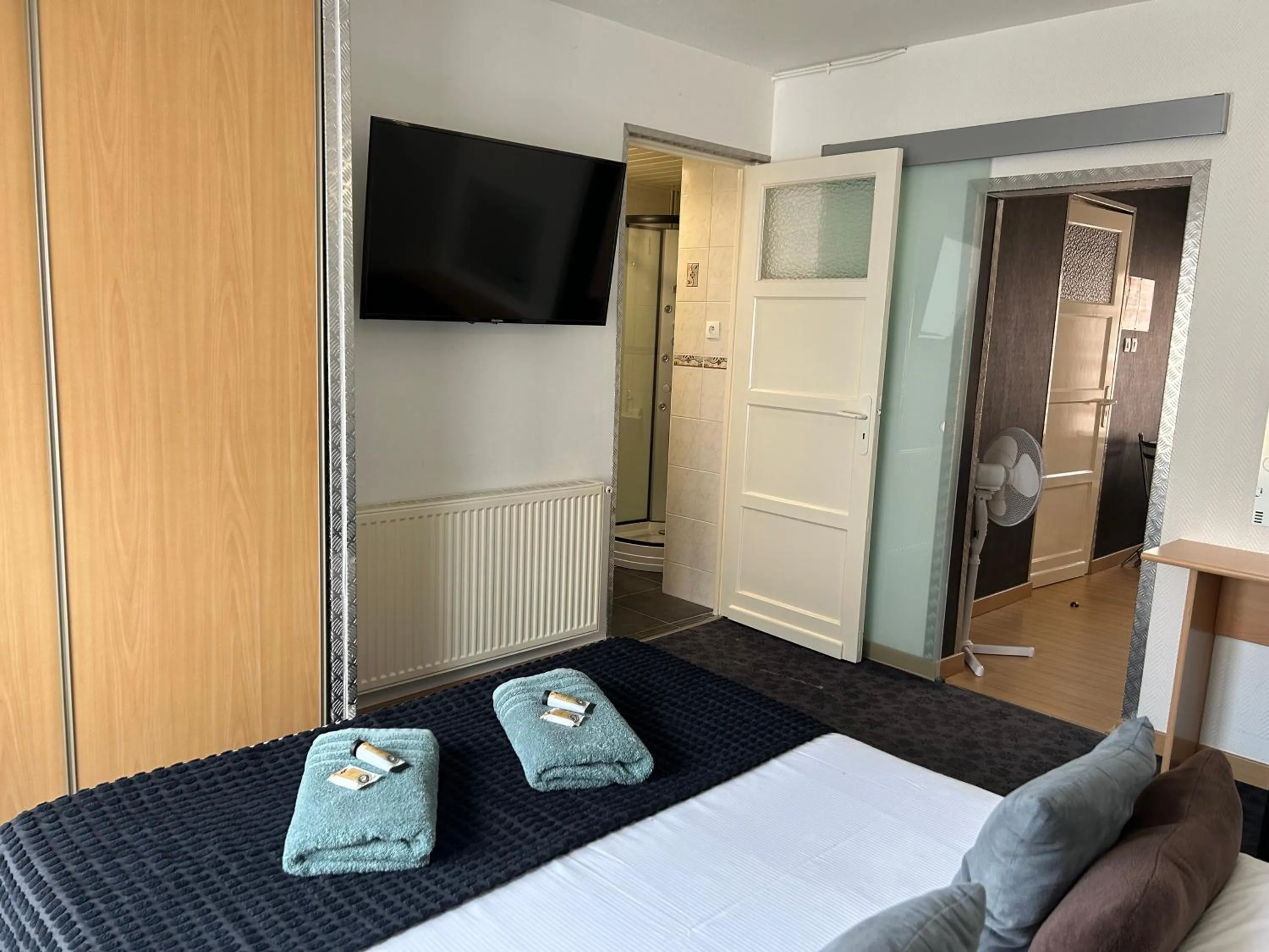 Bedroom, Bed in Hôtel et Appart 'hôtel Chez Gino ETAPLES-Le Touquet