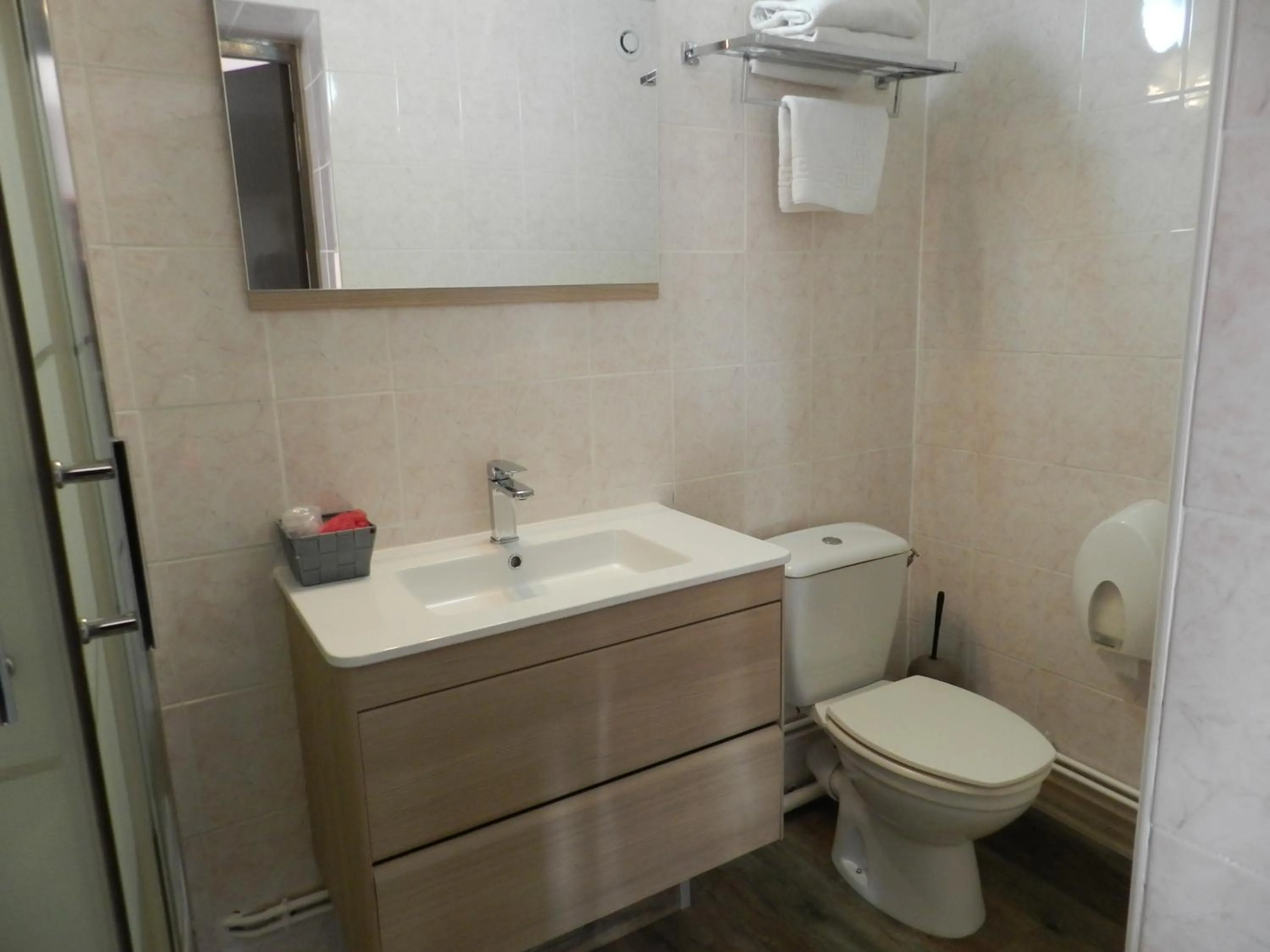 Photo of the whole room in Hôtel et Appart 'hôtel Chez Gino ETAPLES-Le Touquet