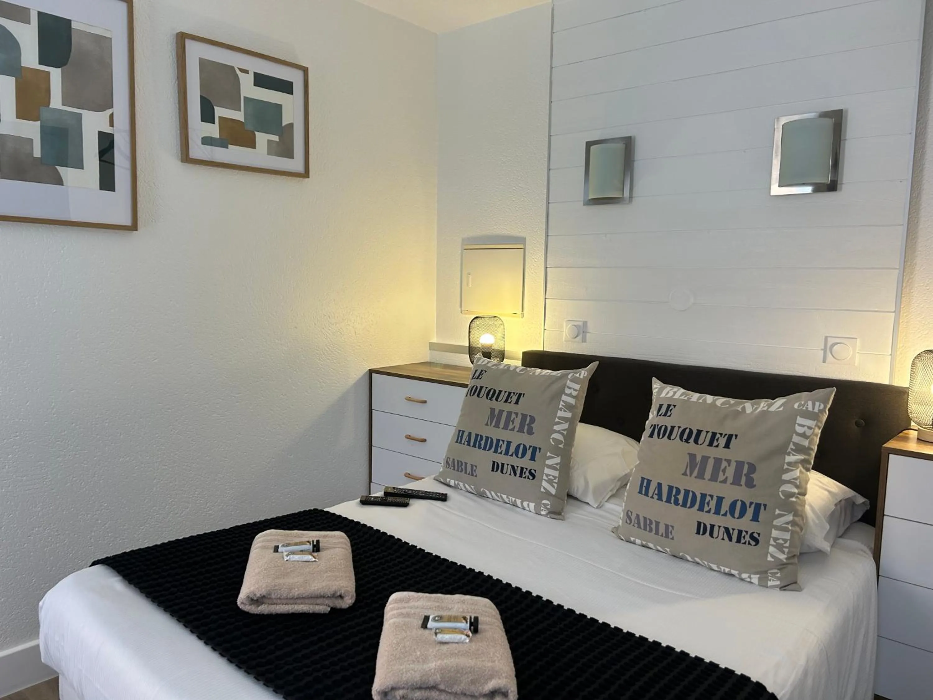 Photo of the whole room, Bed in Hôtel et Appart 'hôtel Chez Gino ETAPLES-Le Touquet