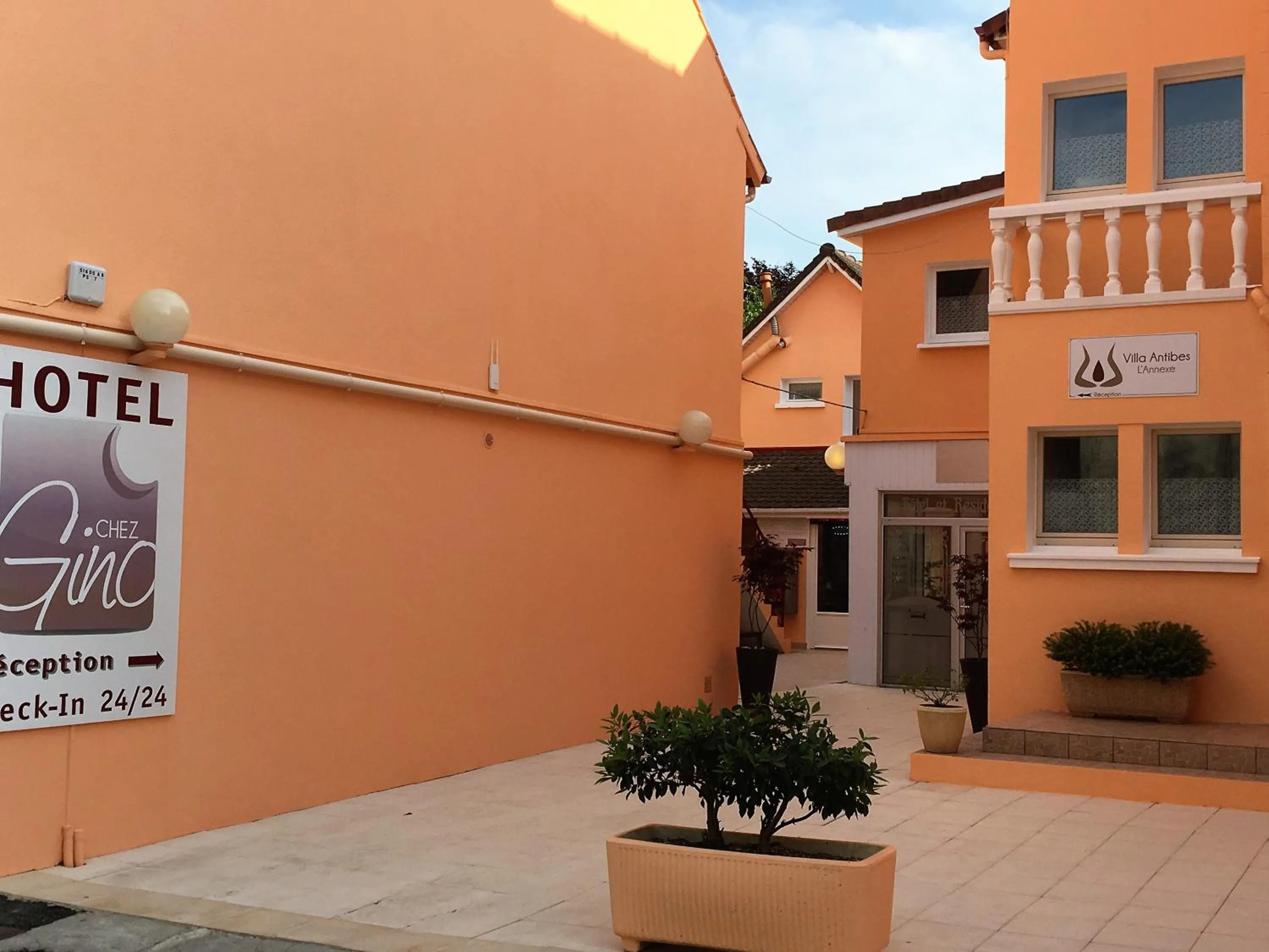 Property building in Hôtel et Appart 'hôtel Chez Gino ETAPLES-Le Touquet