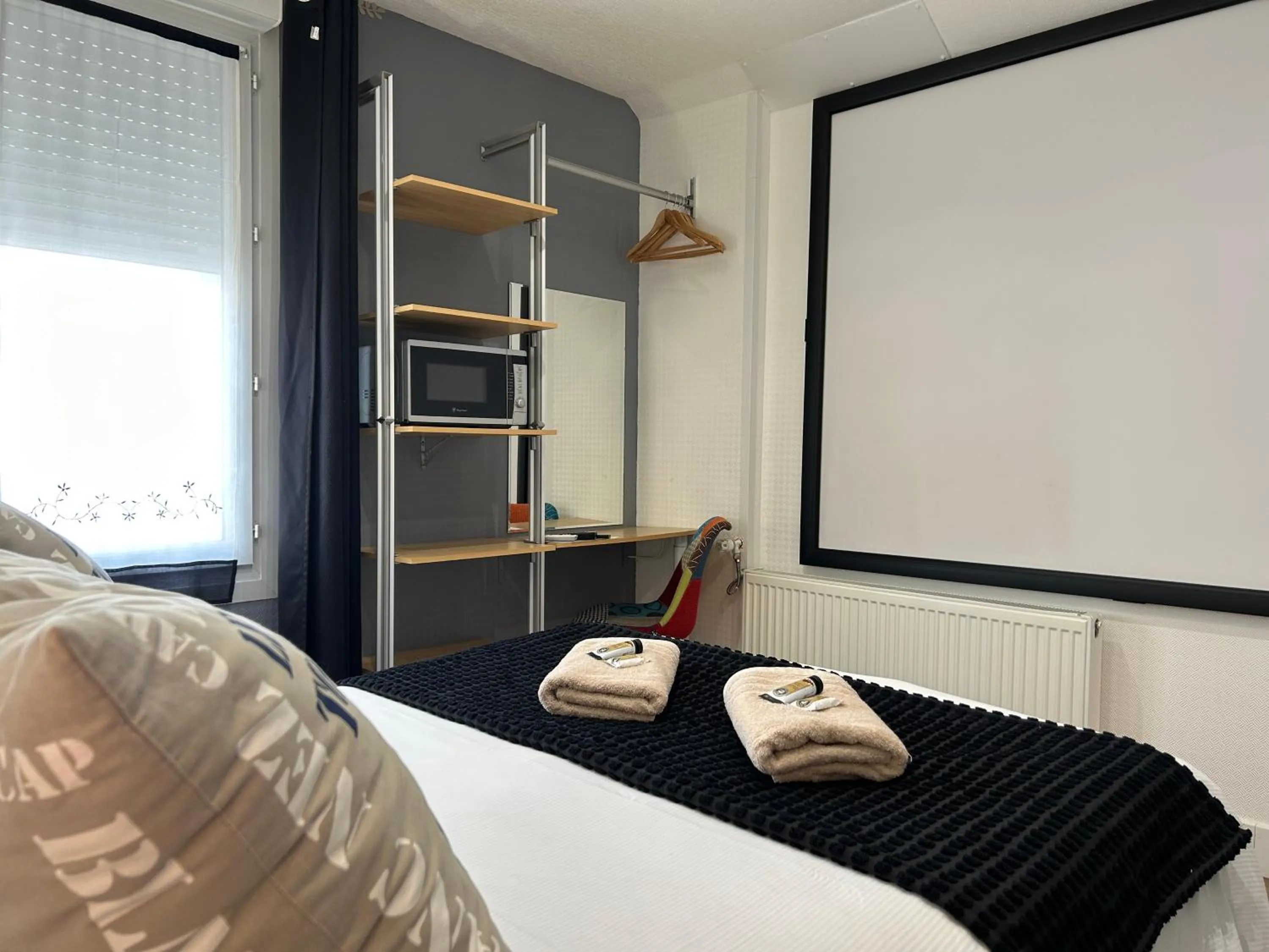 Photo of the whole room, Bed in Hôtel et Appart 'hôtel Chez Gino ETAPLES-Le Touquet