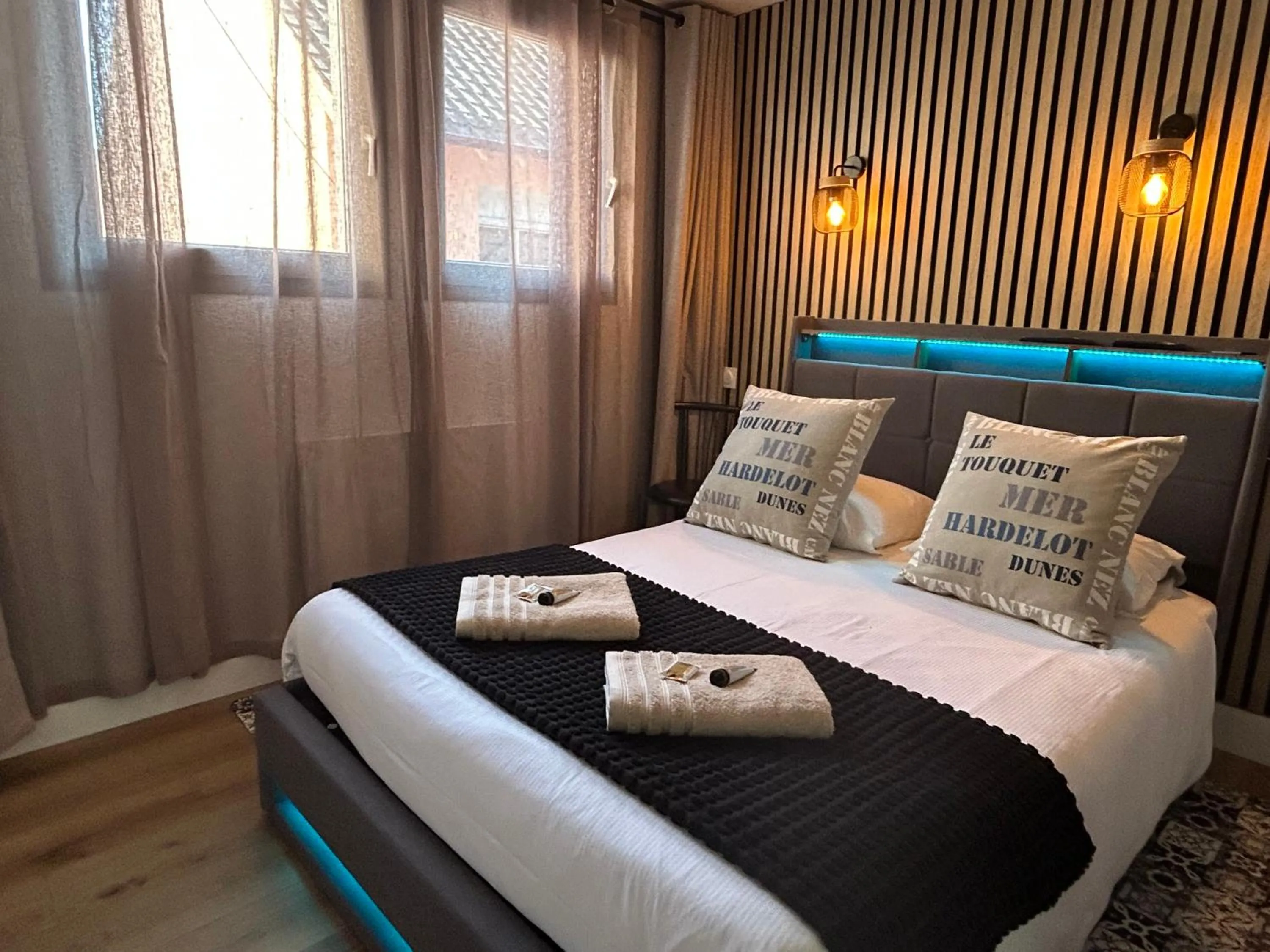 Bed in Hôtel et Appart 'hôtel Chez Gino ETAPLES-Le Touquet