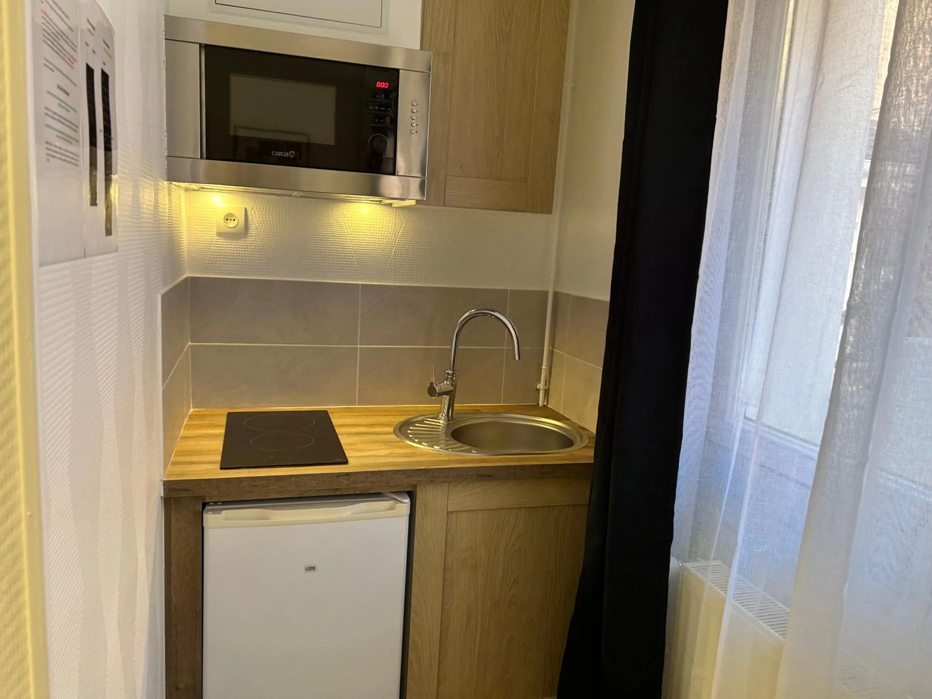 Kitchen or kitchenette in Hôtel et Appart 'hôtel Chez Gino ETAPLES-Le Touquet