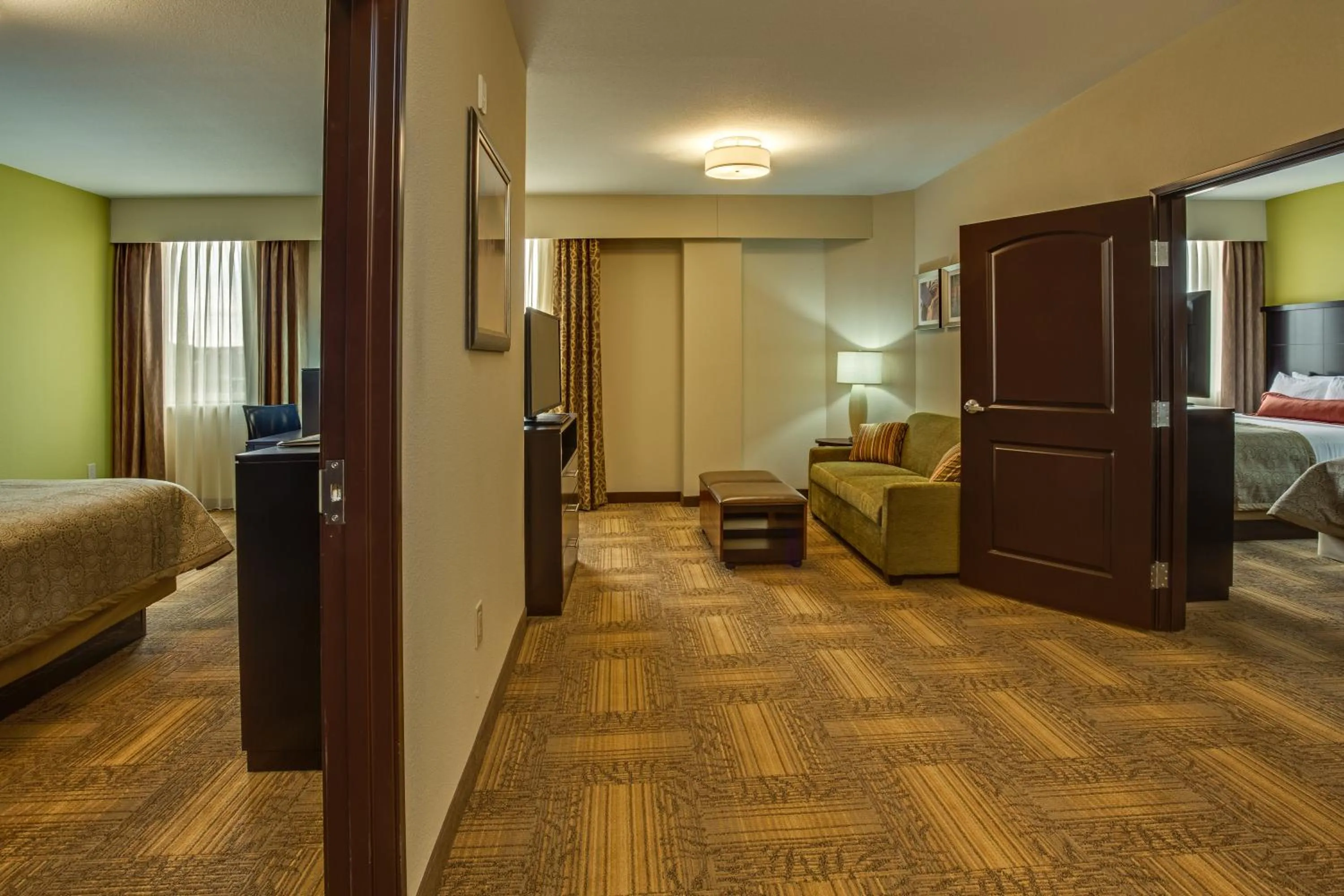Living room, Bed in Staybridge Suites Atlanta Airport
