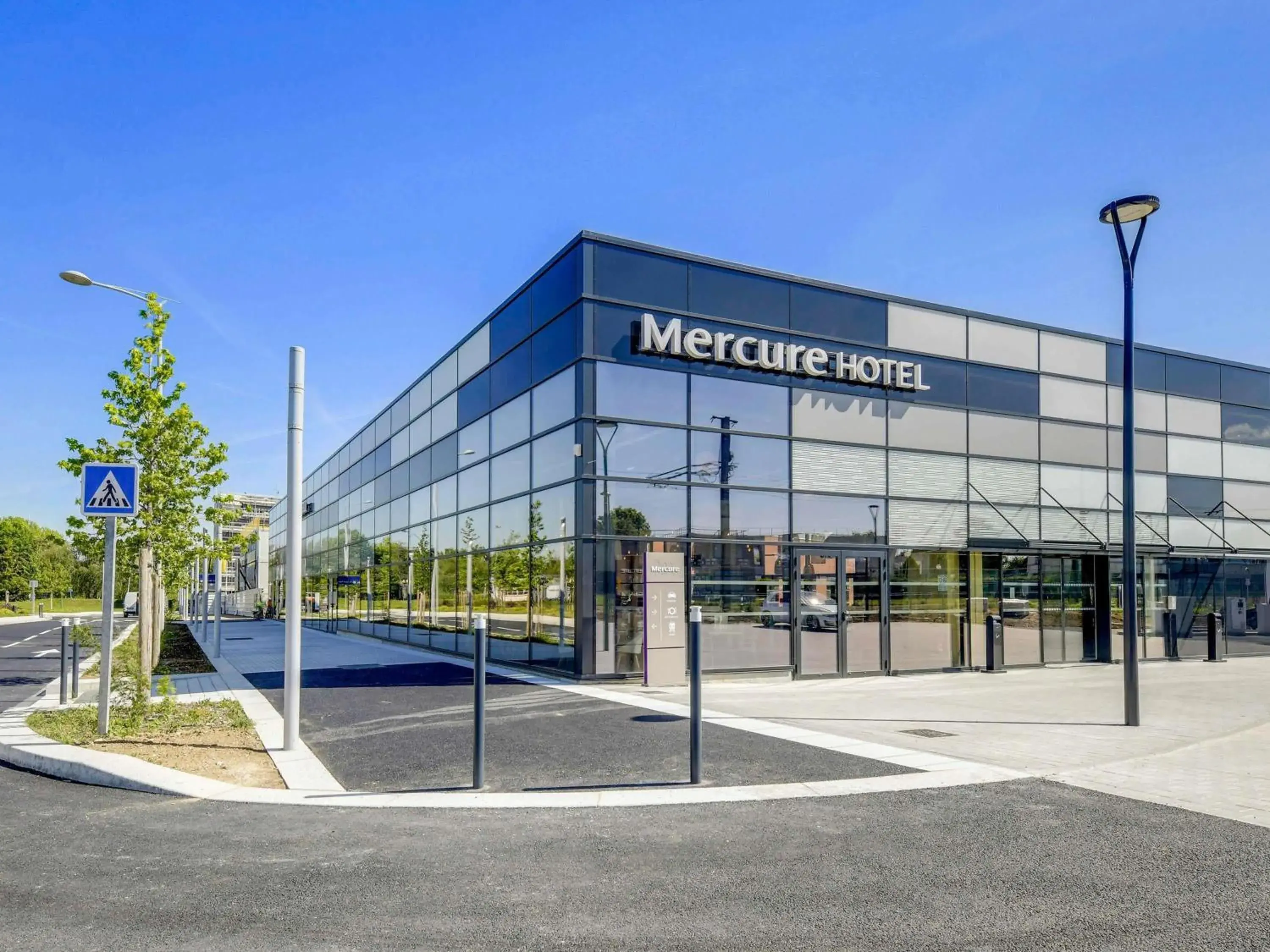 Property building in Mercure Paris Orly Airport Property building in Mercure Paris Orly Airport