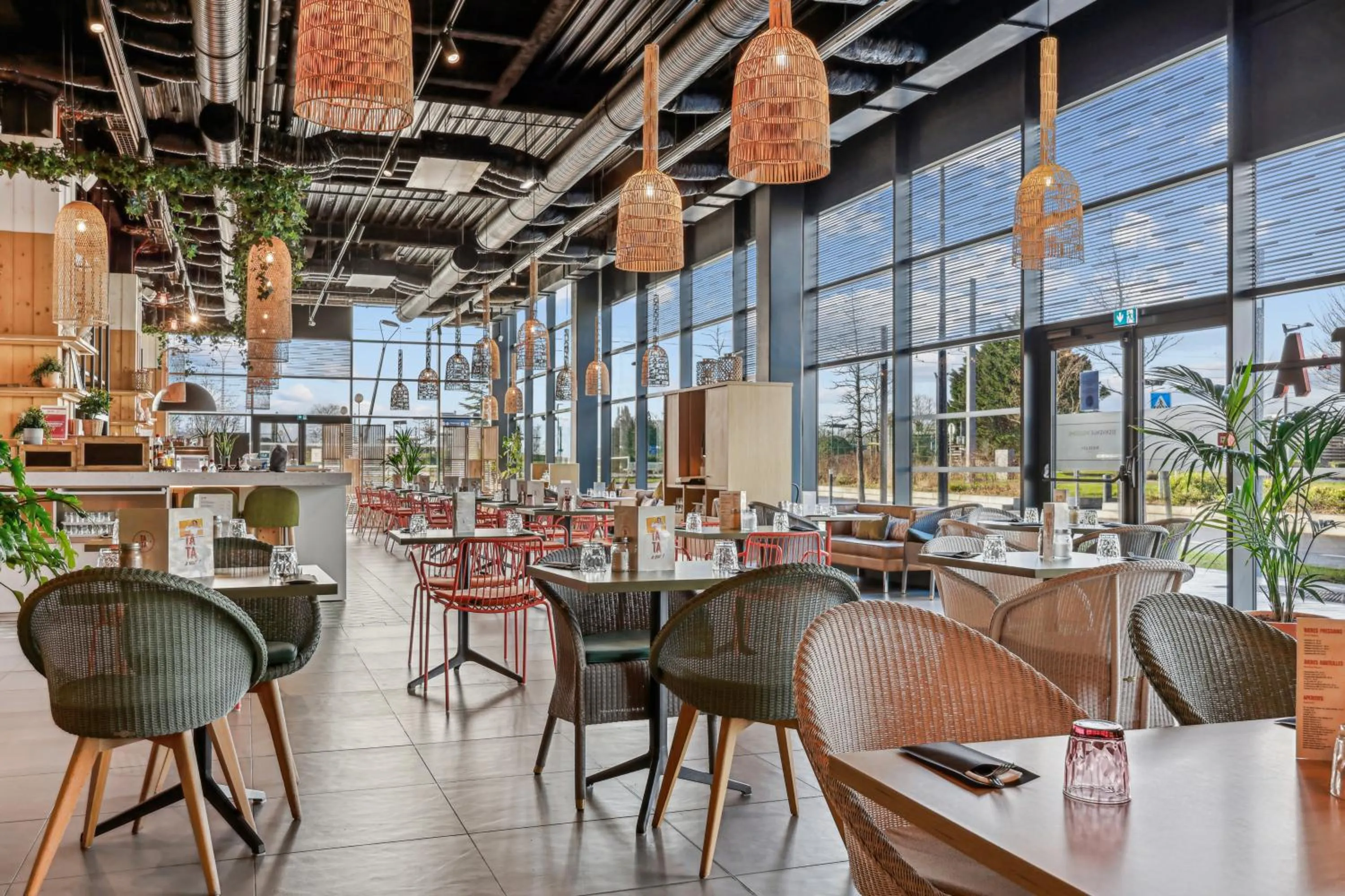 Restaurant/places to eat in Mercure Paris Orly Airport