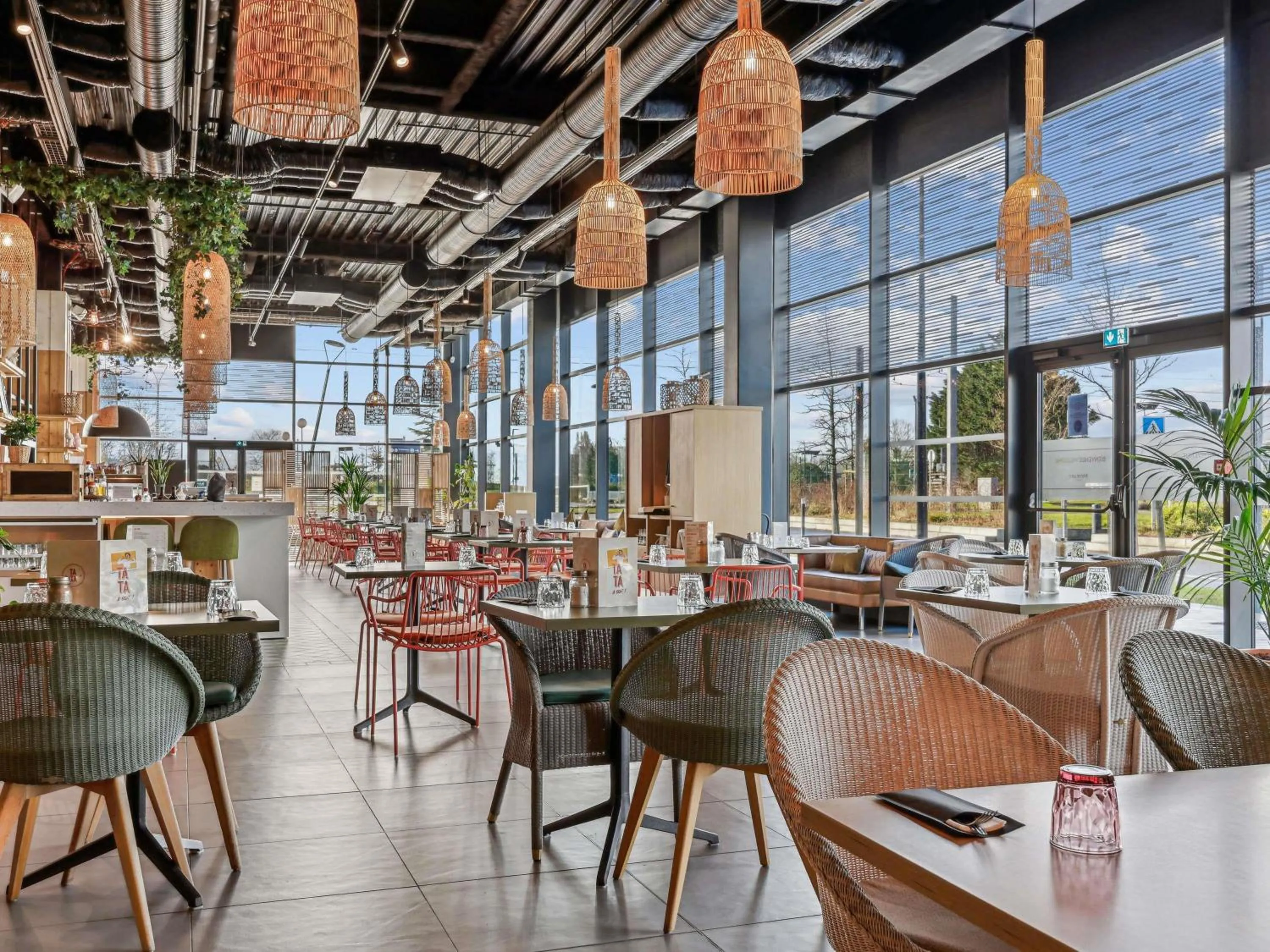 Restaurant/places to eat in Mercure Paris Orly Airport