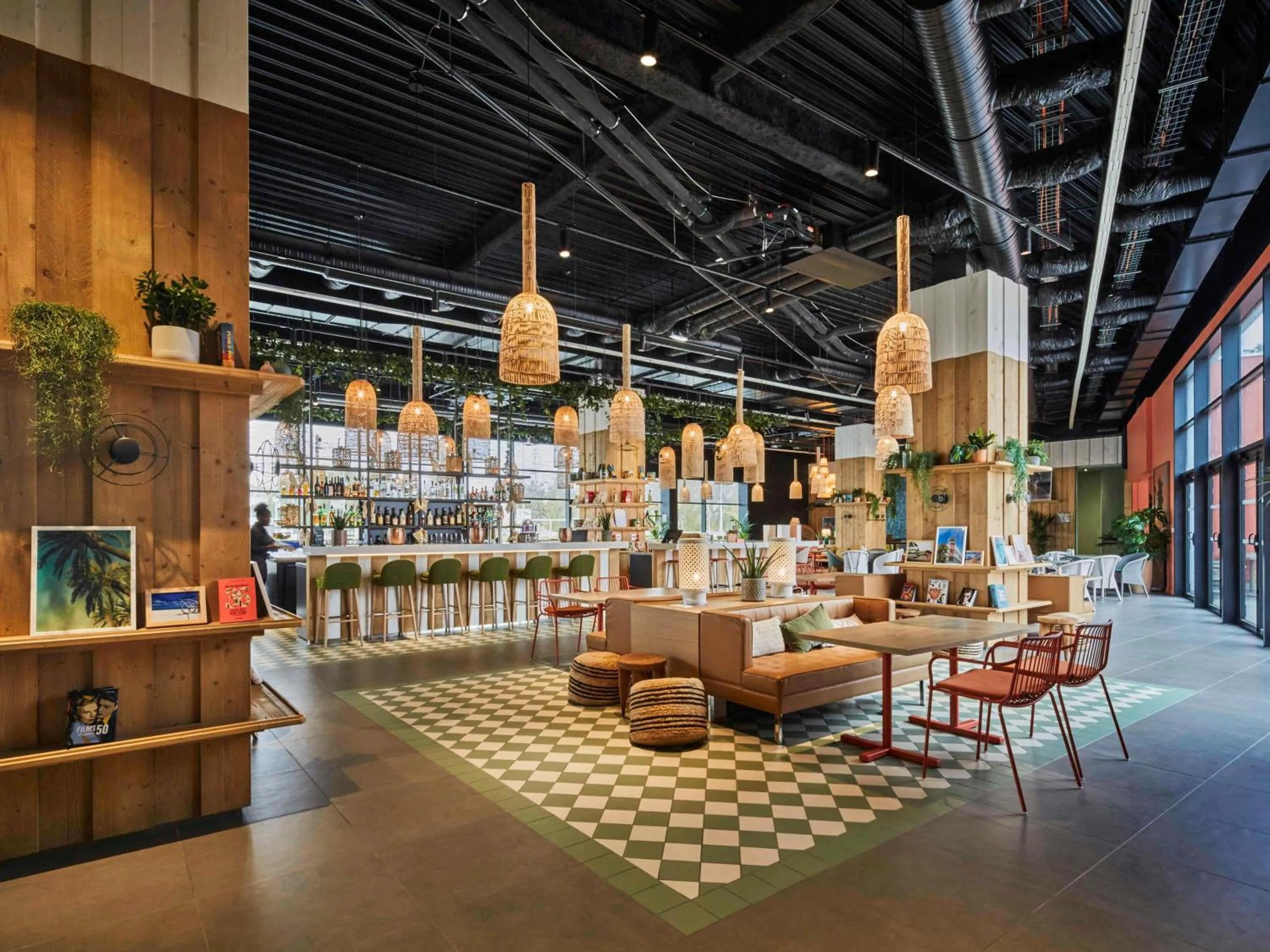 Restaurant/places to eat in Mercure Paris Orly Airport