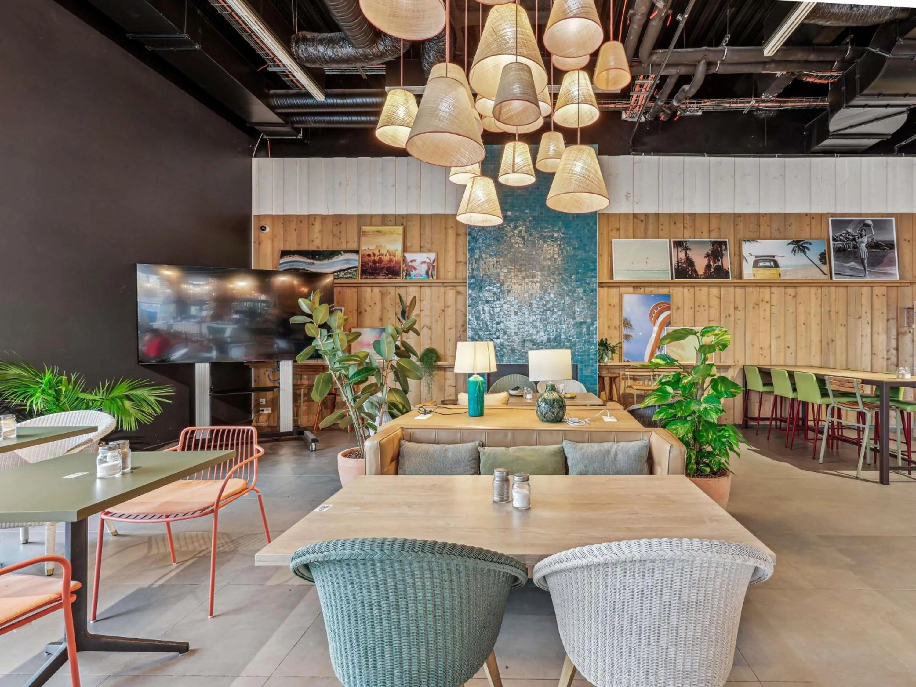 Restaurant/places to eat in Mercure Paris Orly Airport