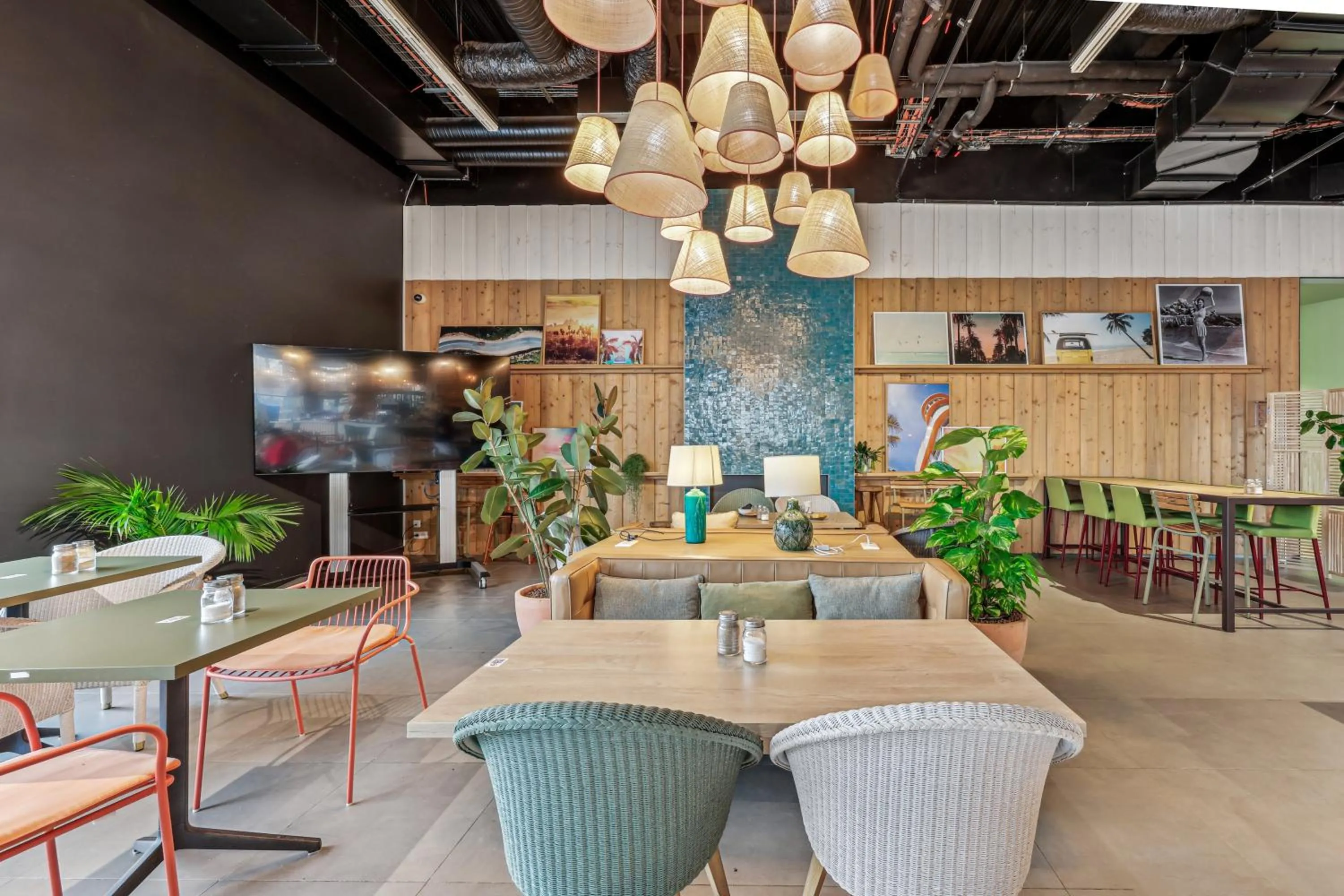 Restaurant/places to eat in Mercure Paris Orly Airport