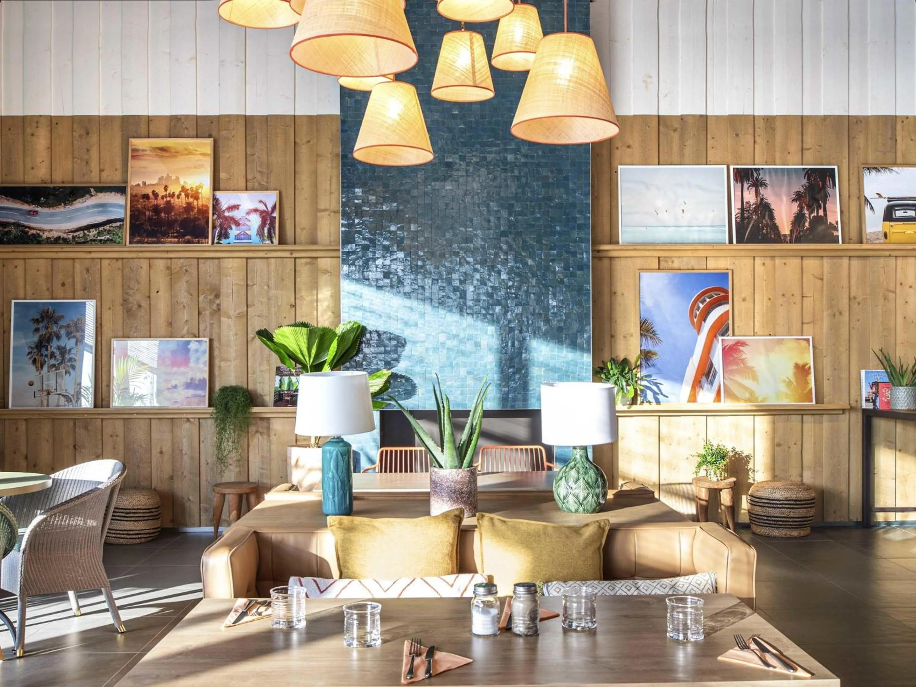 Restaurant/places to eat in Mercure Paris Orly Airport