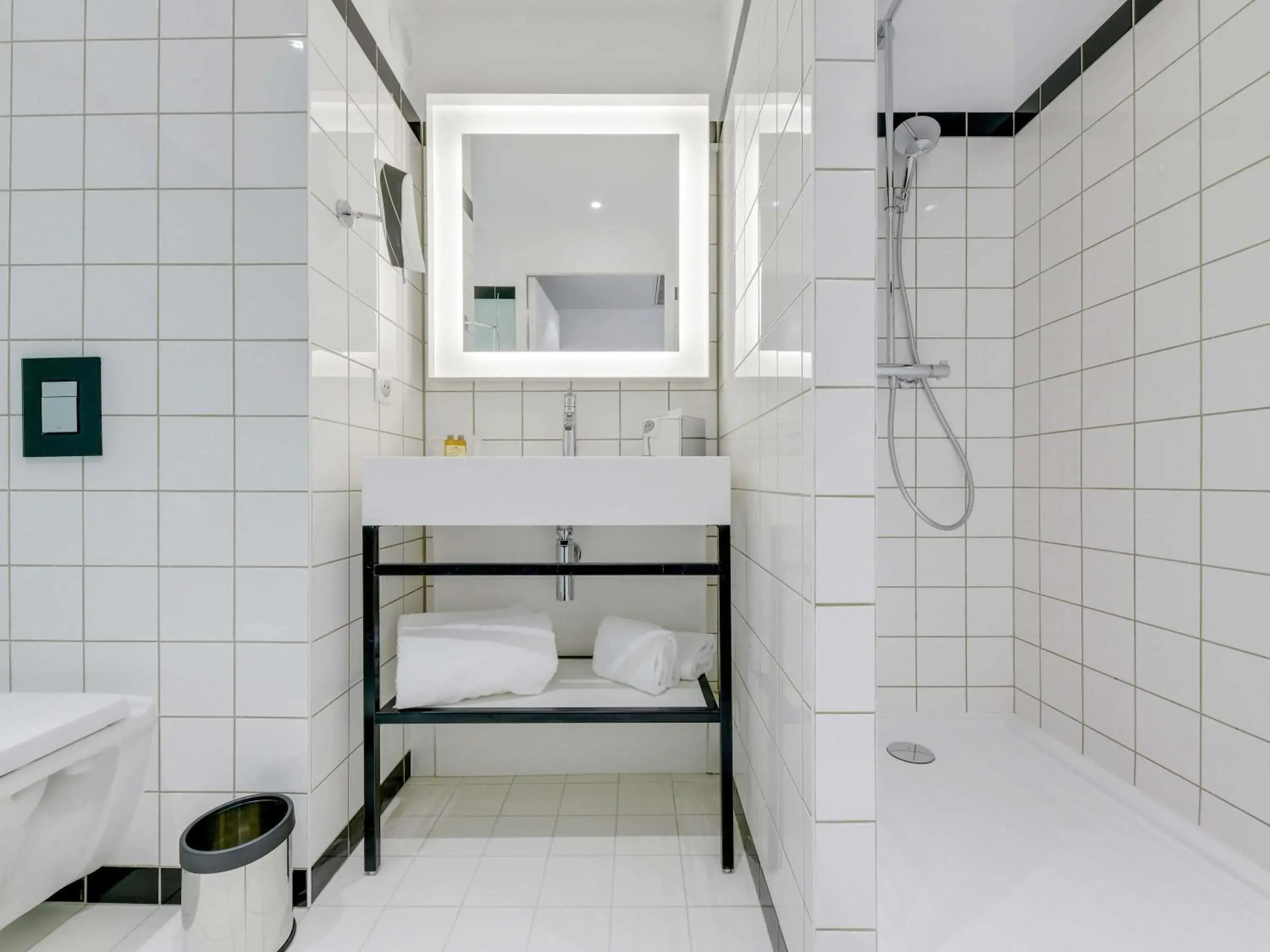 Standard Room with One Double Bed and One Single Bed in Mercure Paris Orly Airport Standard Room with One Double Bed and One Single Bed in Mercure Paris Orly Airport