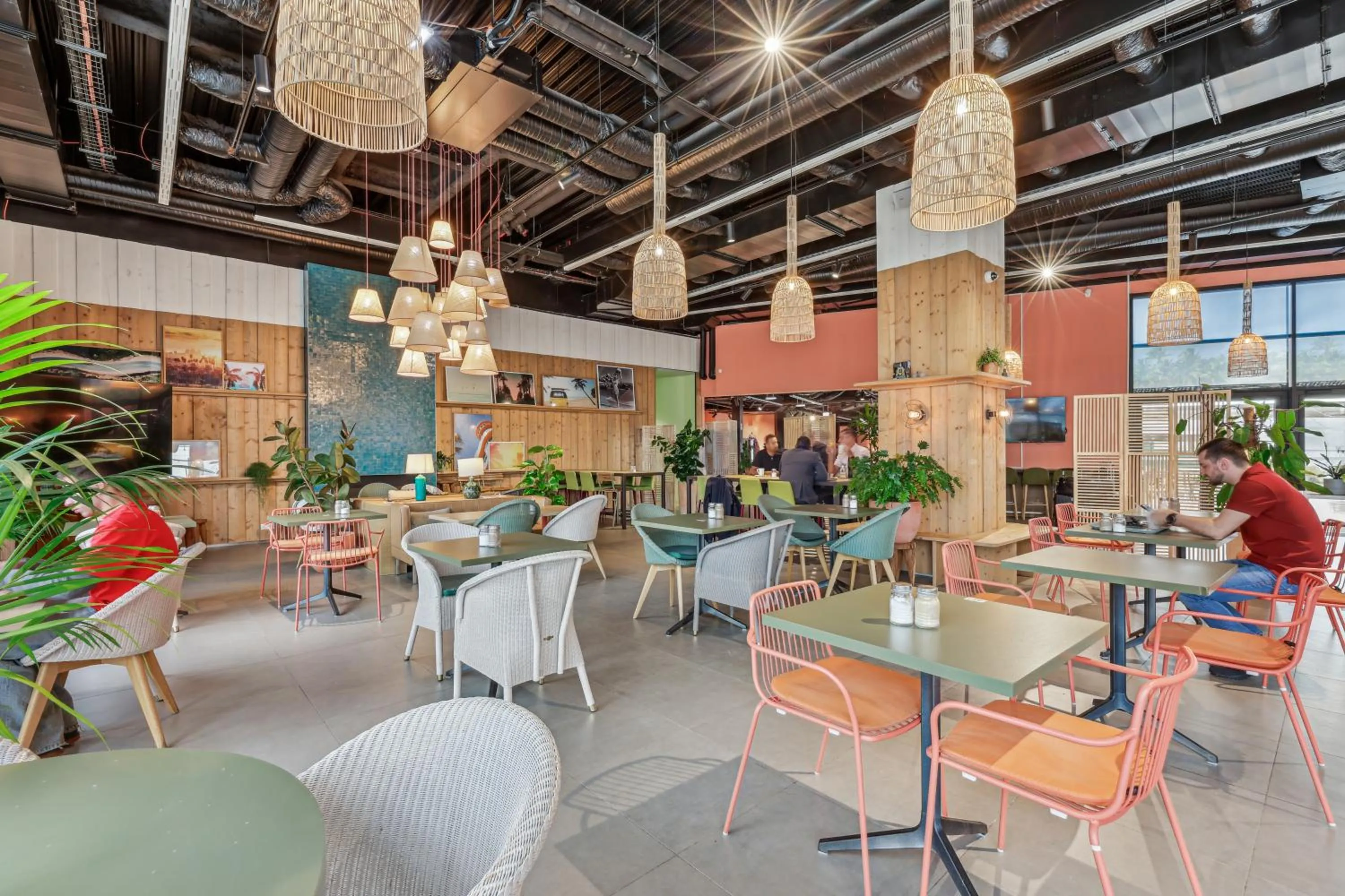 Restaurant/places to eat in Mercure Paris Orly Airport