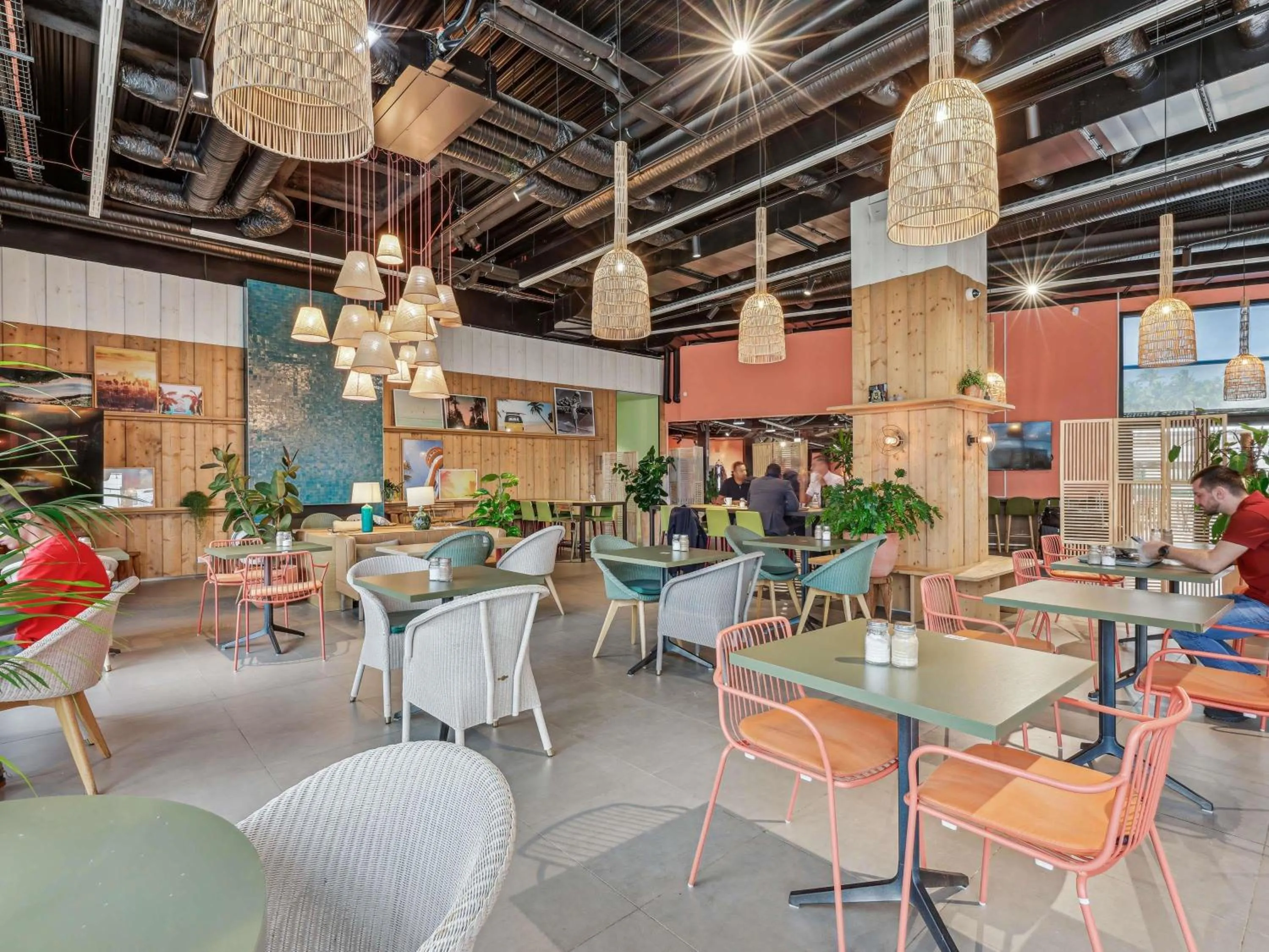 Restaurant/places to eat in Mercure Paris Orly Airport